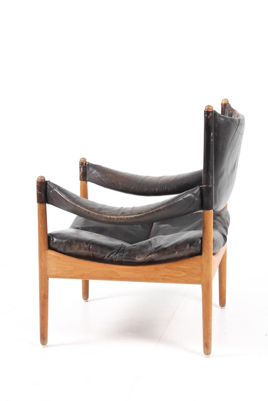 Pair of Midcentury Lounge Chairs in Oak and Patinated Leather, Denmark, 1960s 11