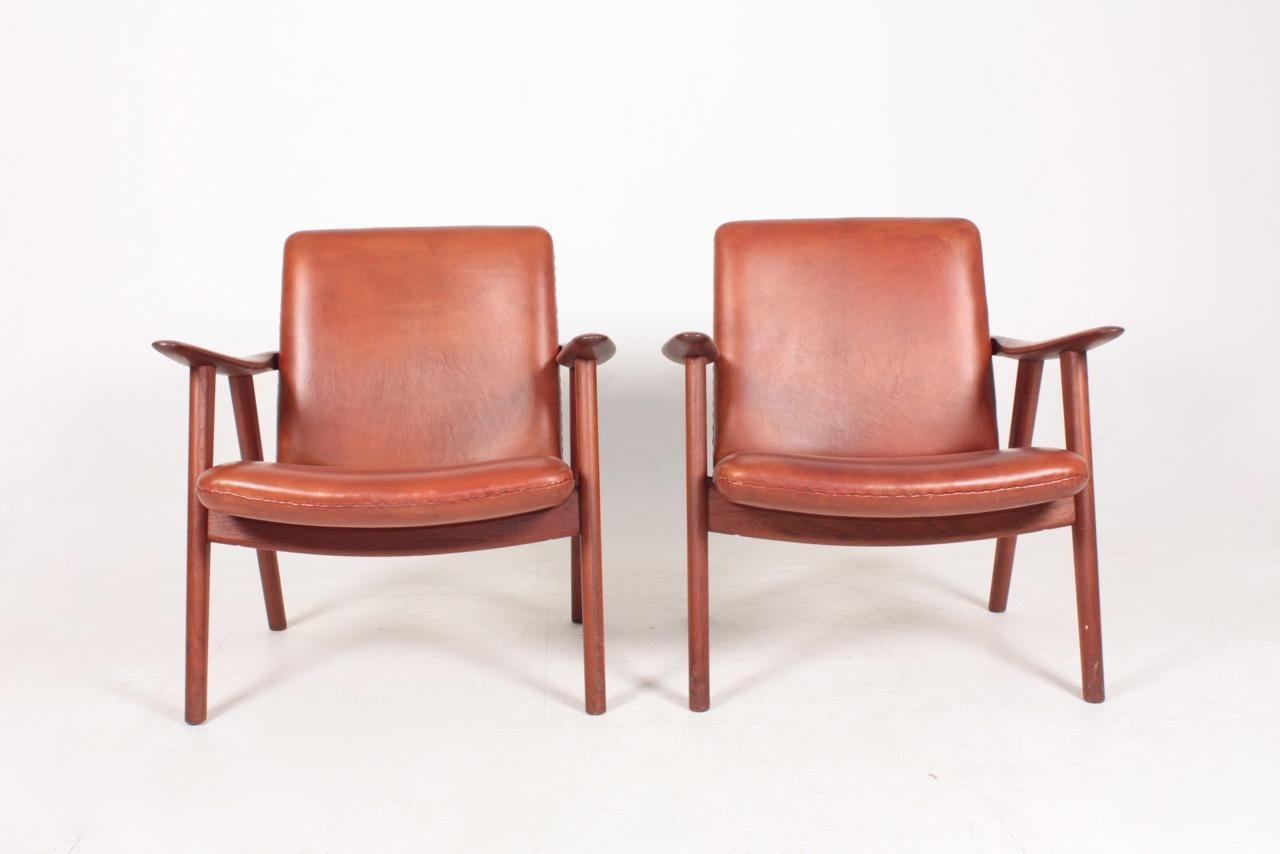 Scandinavian Modern Pair of Midcentury Lounge Chairs in Patinated Leather by Hans Wegner, 1950s