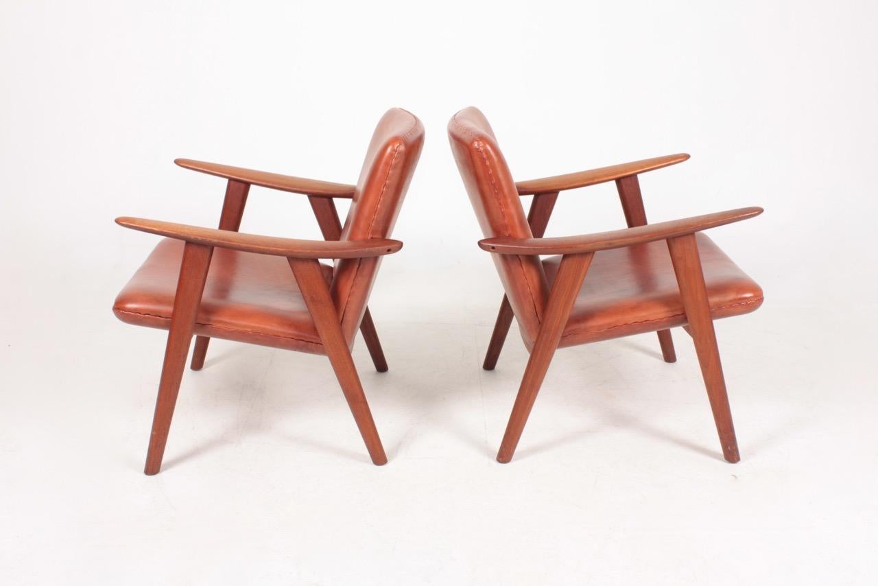 Mid-20th Century Pair of Midcentury Lounge Chairs in Patinated Leather by Hans Wegner, 1950s