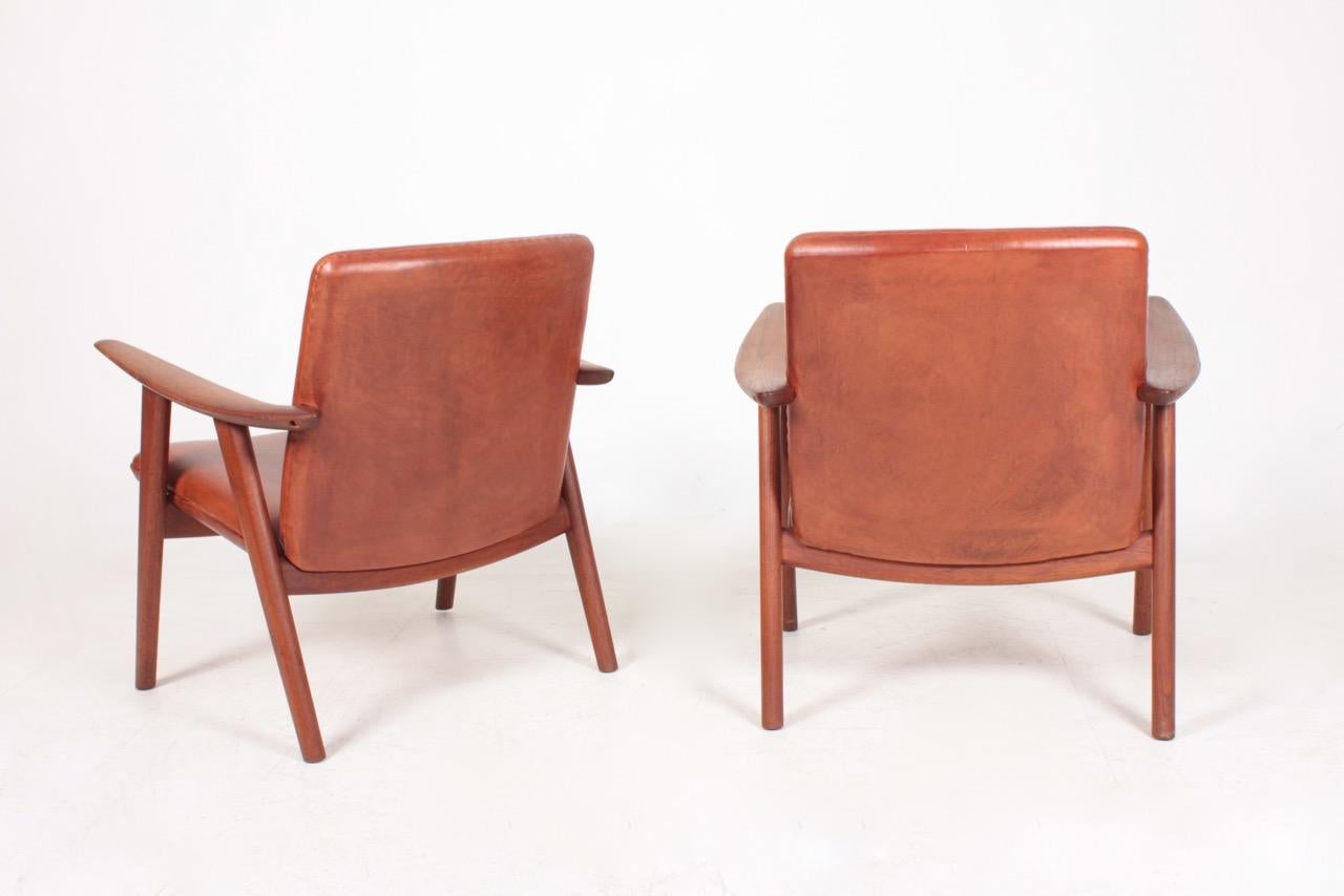 Teak Pair of Midcentury Lounge Chairs in Patinated Leather by Hans Wegner, 1950s