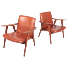 Paire de fauteuils de salon du milieu du siècle en cuir patiné de Hans Wegner, années 1950