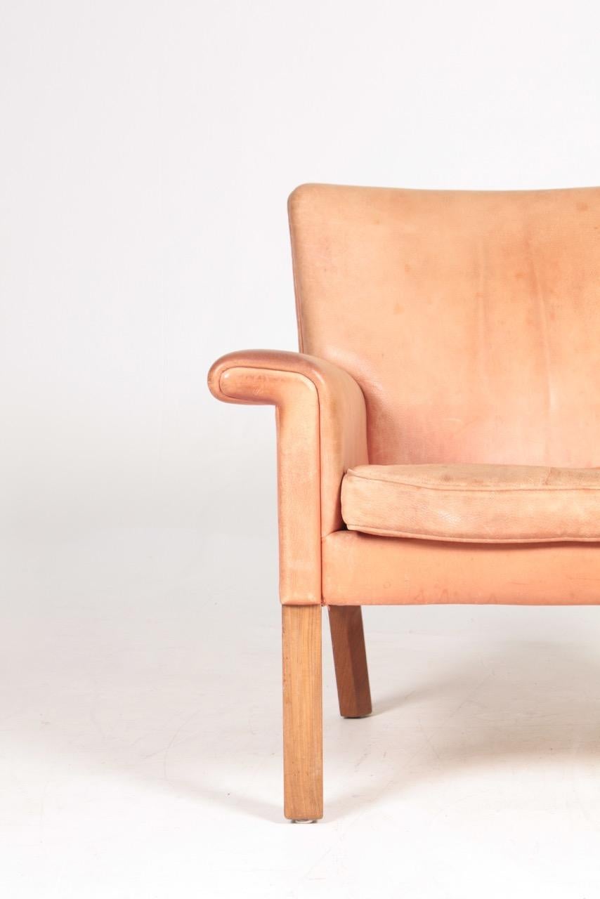Scandinavian Modern Pair of Midcentury Lounge Chairs in Patinated Leather by Hans Wegner, 1960s