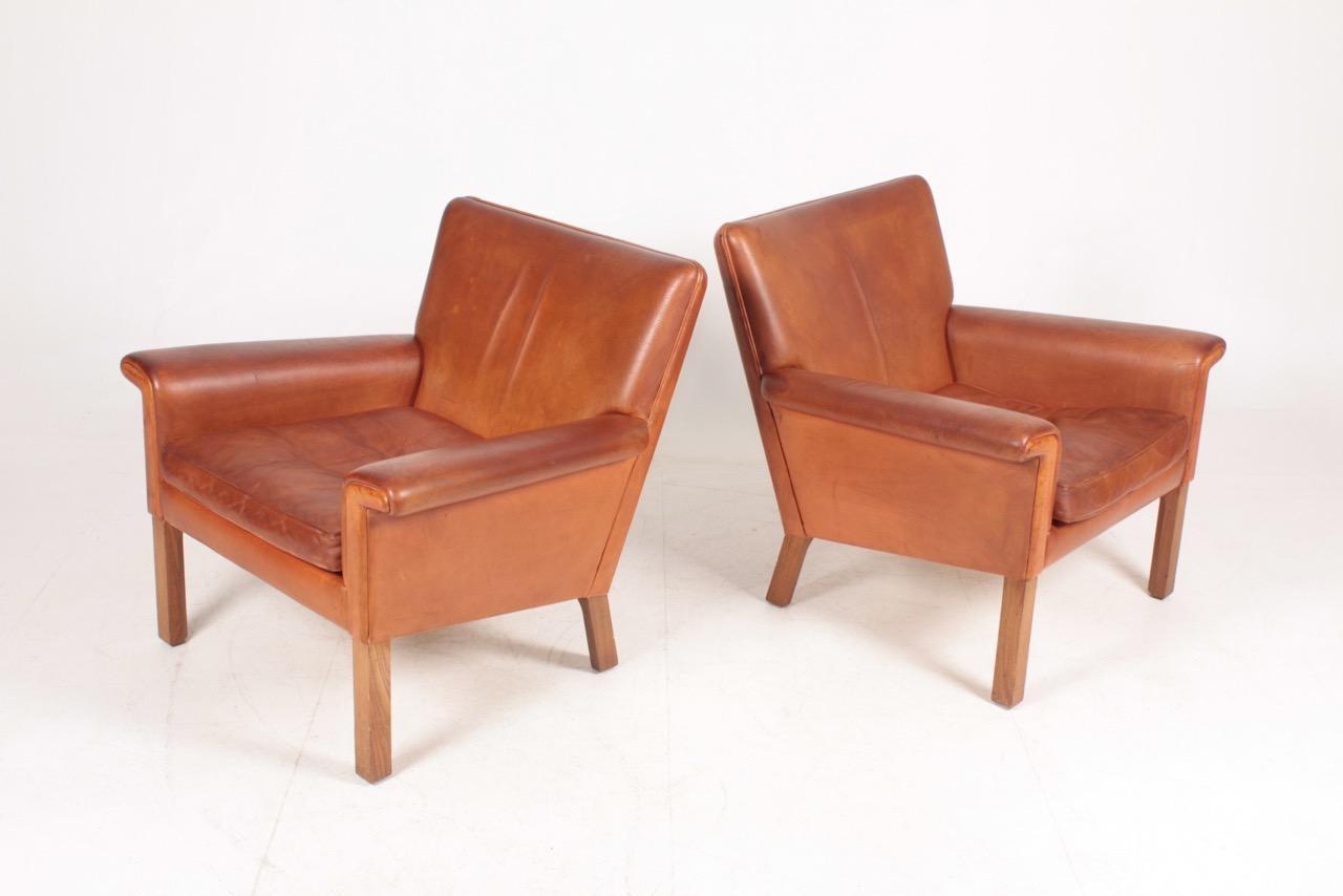 Scandinavian Modern Pair of Midcentury Lounge Chairs in Patinated Leather by Hans Wegner, 1960s