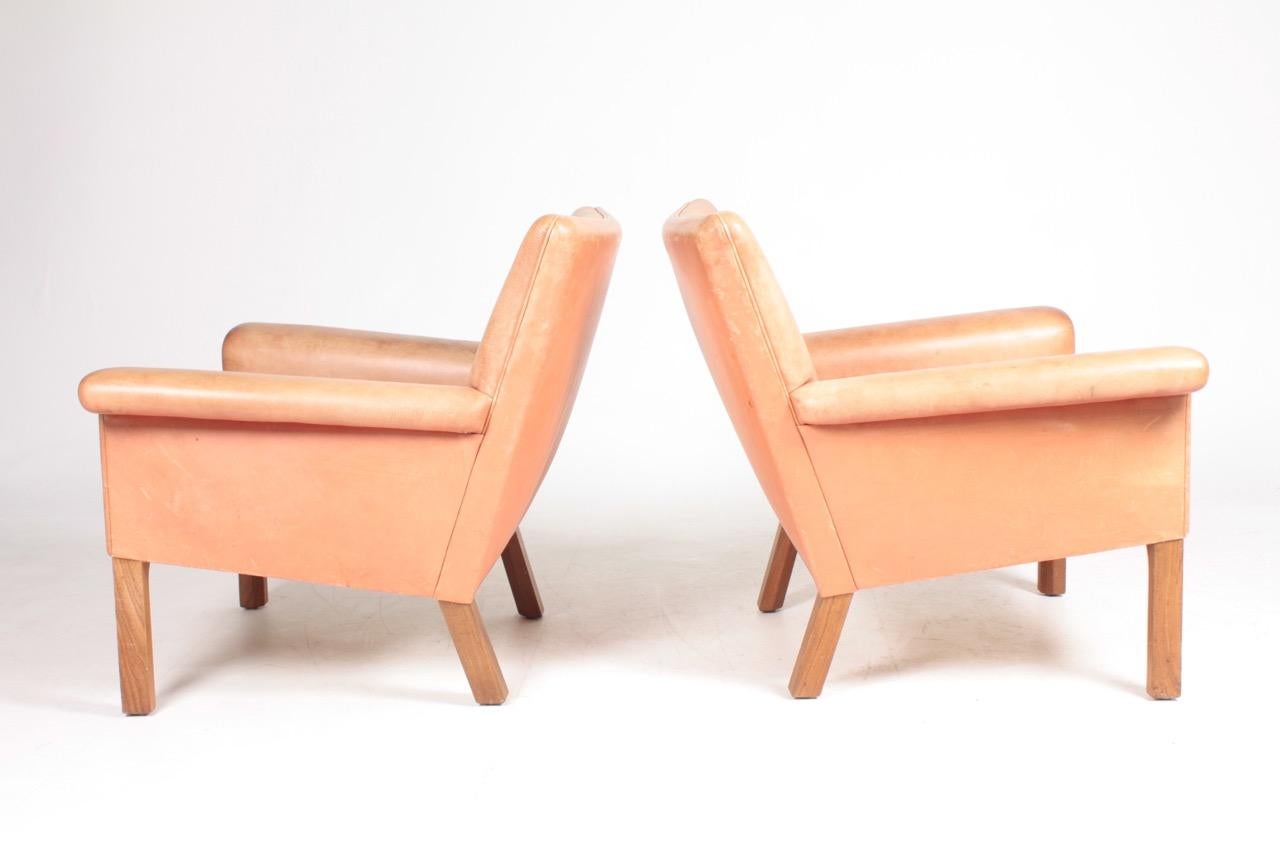 Pair of Midcentury Lounge Chairs in Patinated Leather by Hans Wegner, 1960s In Good Condition In Lejre, DK