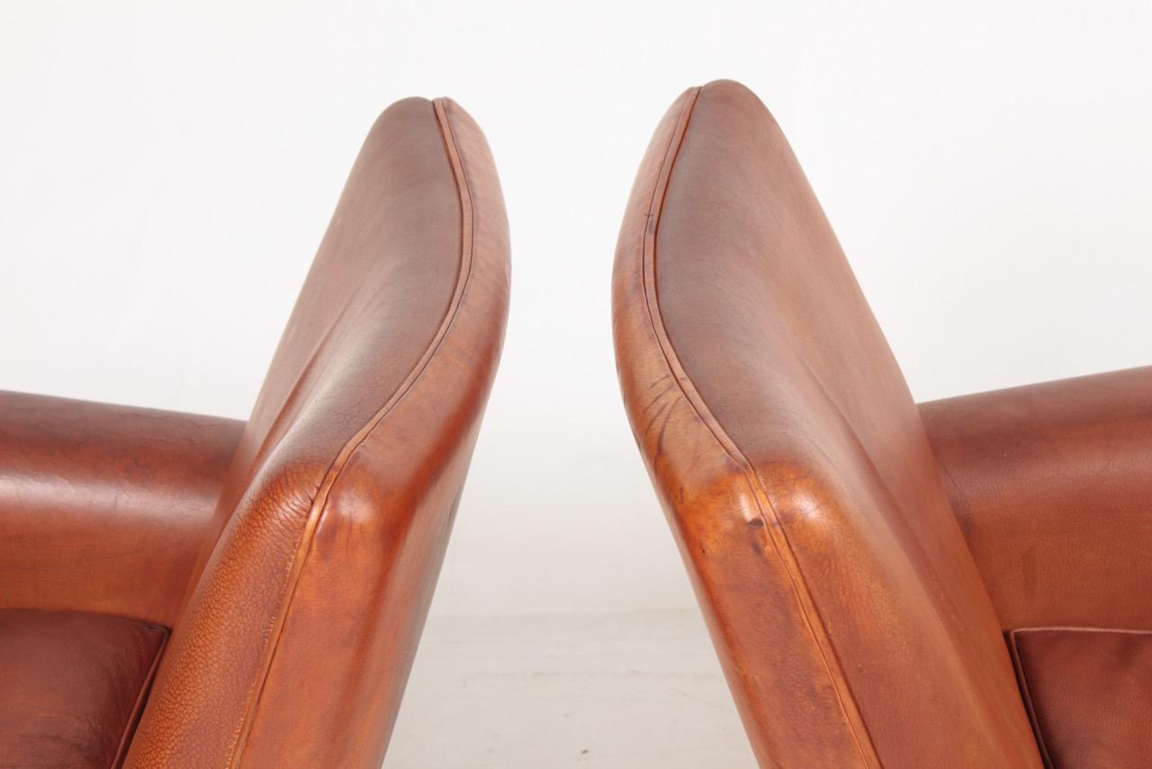 Mid-20th Century Pair of Midcentury Lounge Chairs in Patinated Leather by Hans Wegner, 1960s