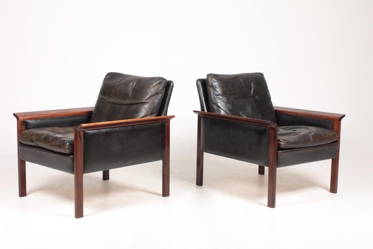 Scandinavian Modern Pair of Midcentury Lounge Chairs in Patinated Leather and Rosewood by Hans Olsen