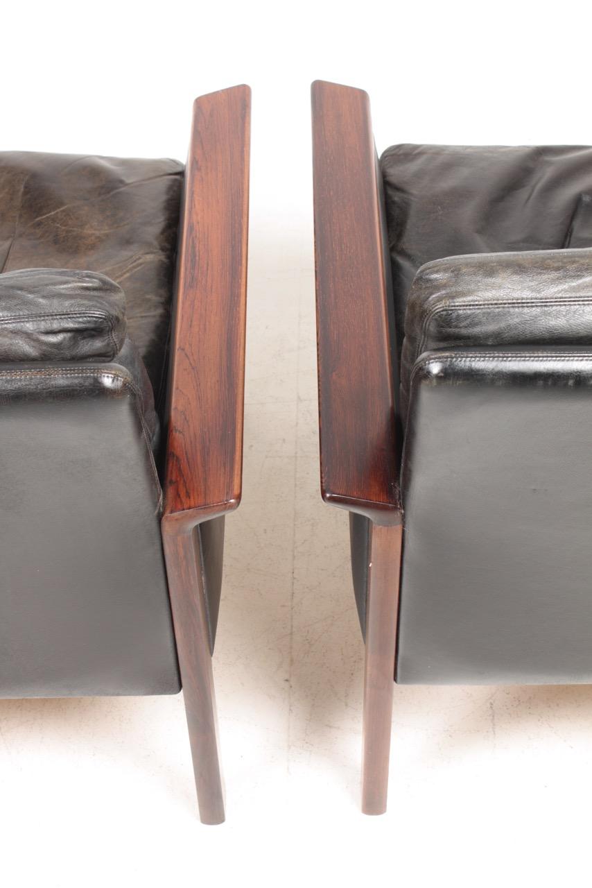 Pair of Midcentury Lounge Chairs in Patinated Leather and Rosewood by Hans Olsen 1