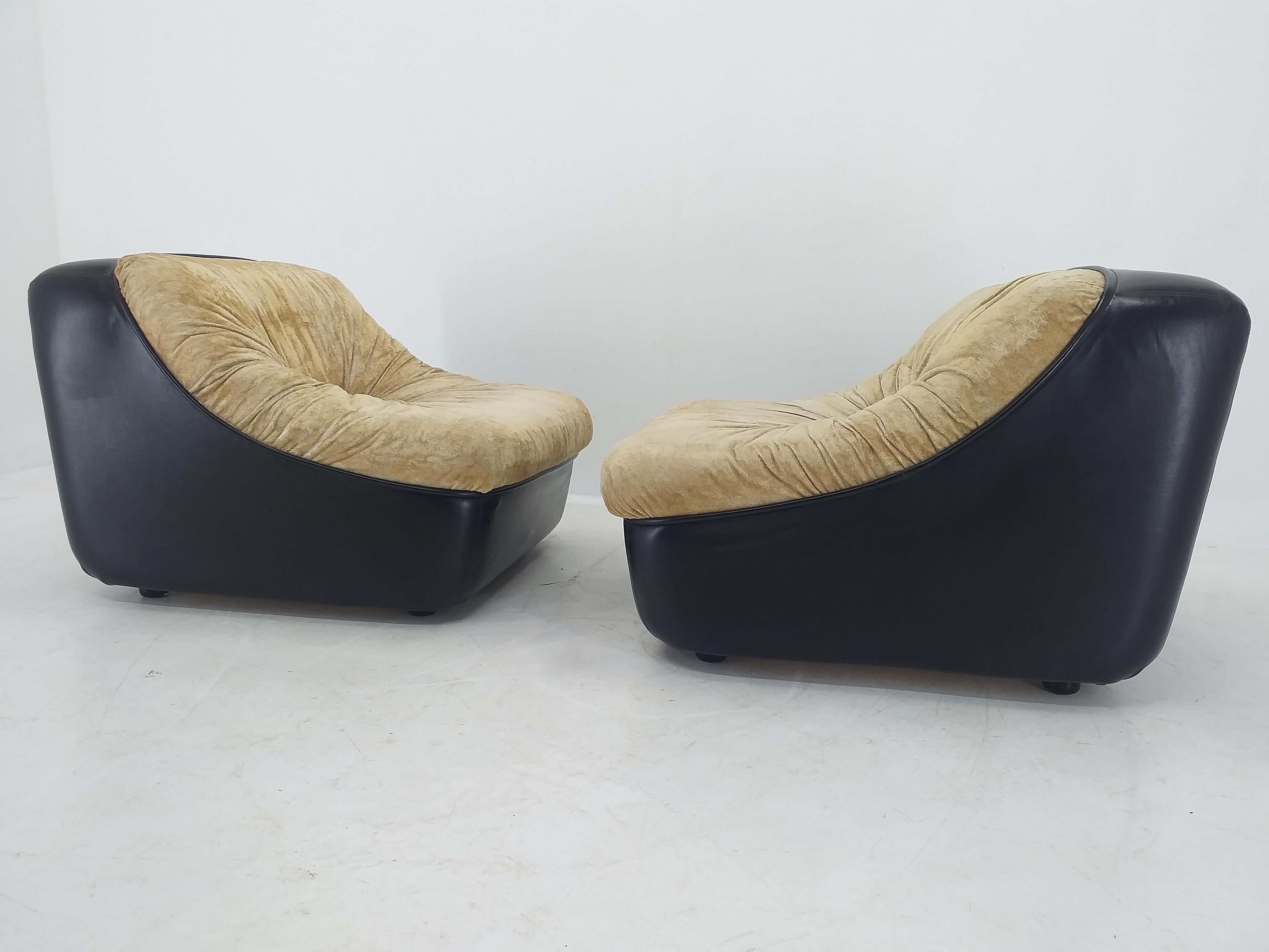 Pair of Midcentury Lounge Chairs, Italy, 1970s In Good Condition For Sale In Praha, CZ