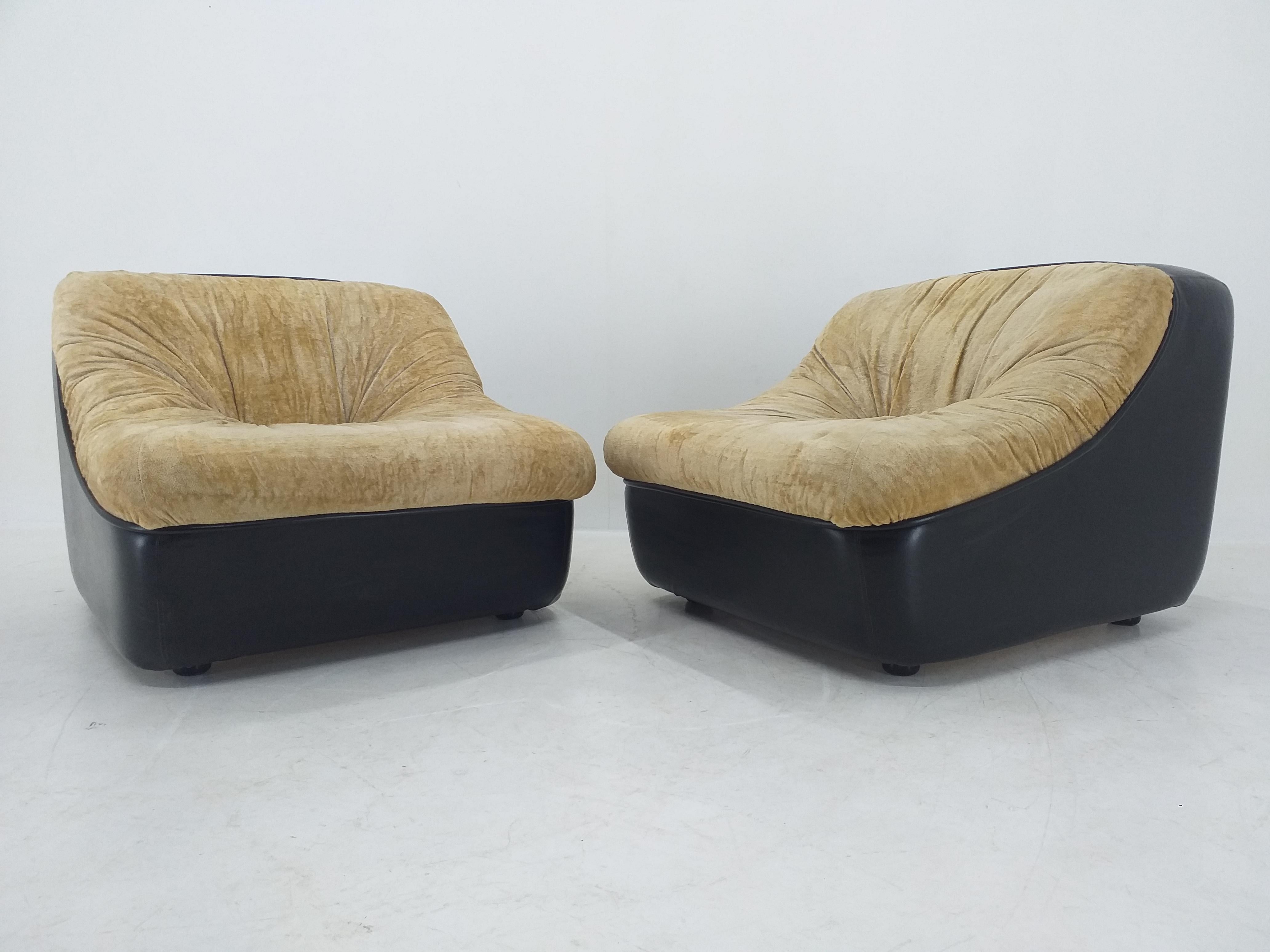 Fabric Pair of Midcentury Lounge Chairs, Italy, 1970s For Sale