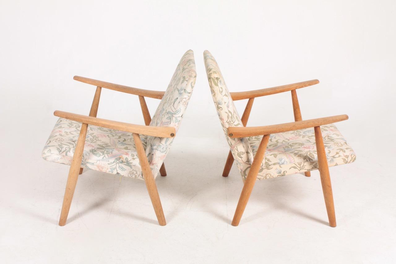 Scandinavian Modern Pair of Midcentury Lounge Chairs Model GE260 in Oak by Hans Wegner, 1960s