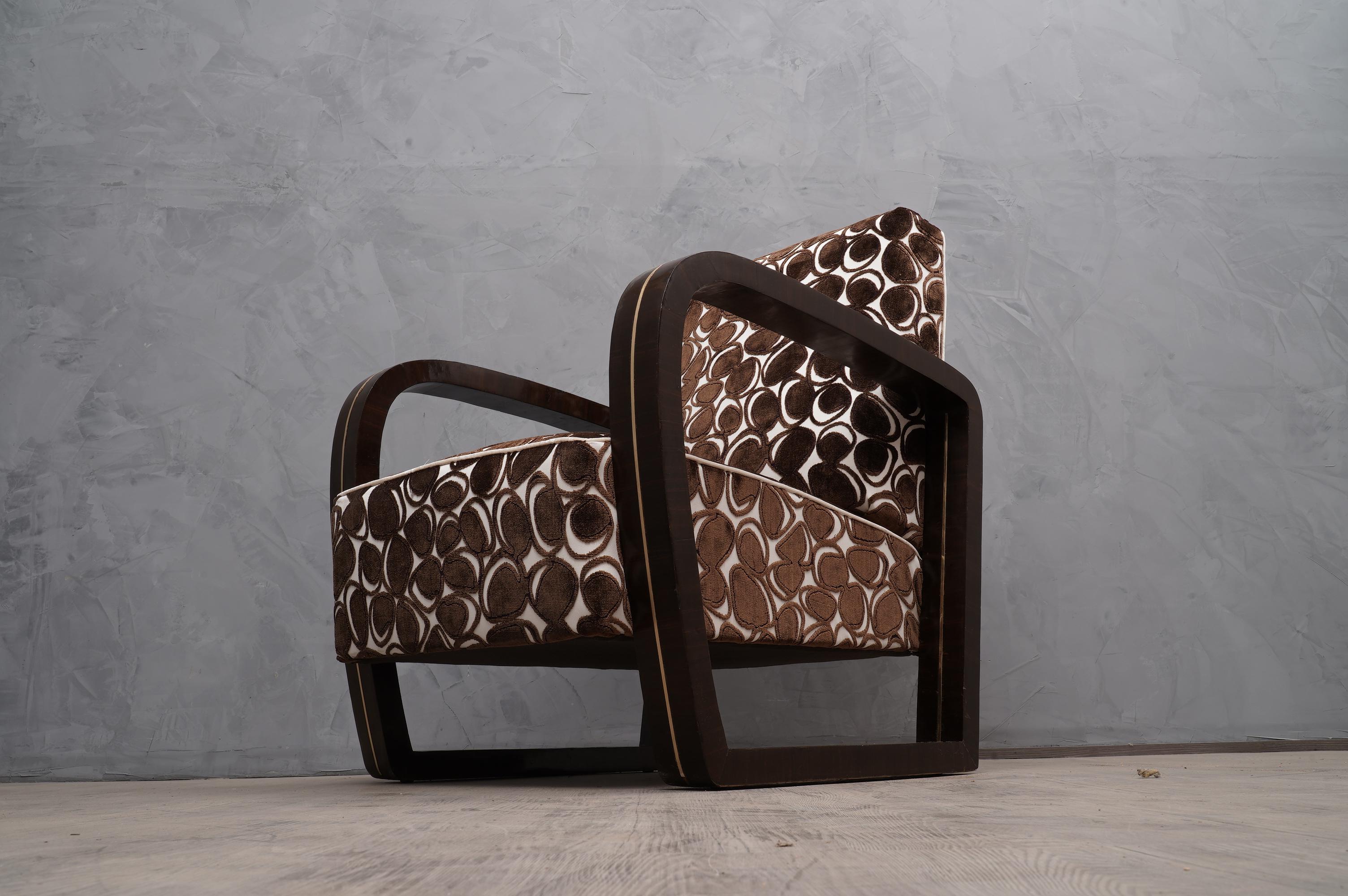 This pair of armchairs in addition to having a very original shape has been dressed with a very high quality velvet fabric. The combination of materials seems perfect, due to the use of materials such as Macassar wood and brass.

The armchairs are