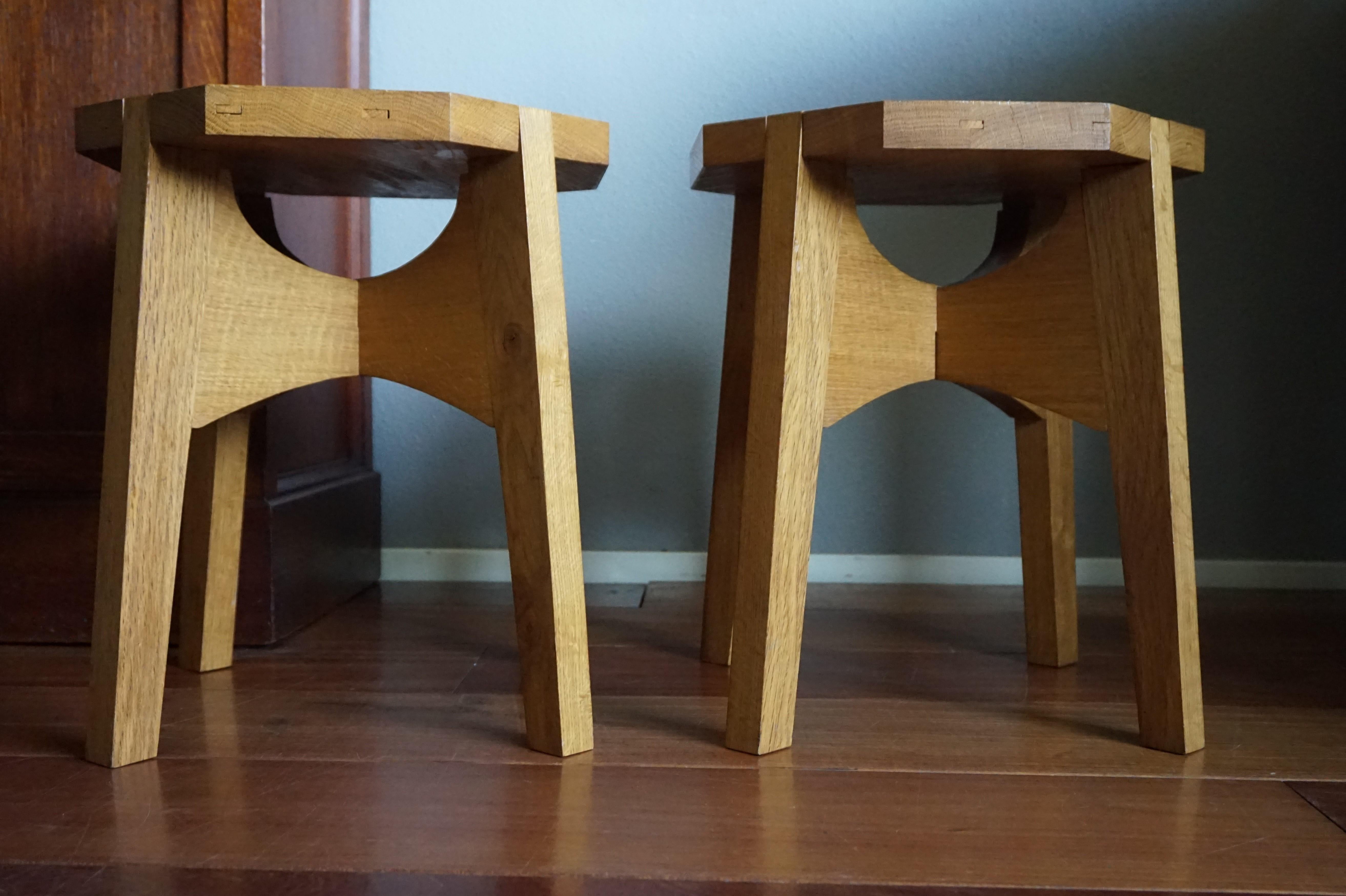 Pair of Midcentury Made, Dismantable Solid Oak End Tables of Excellent Condition For Sale 3