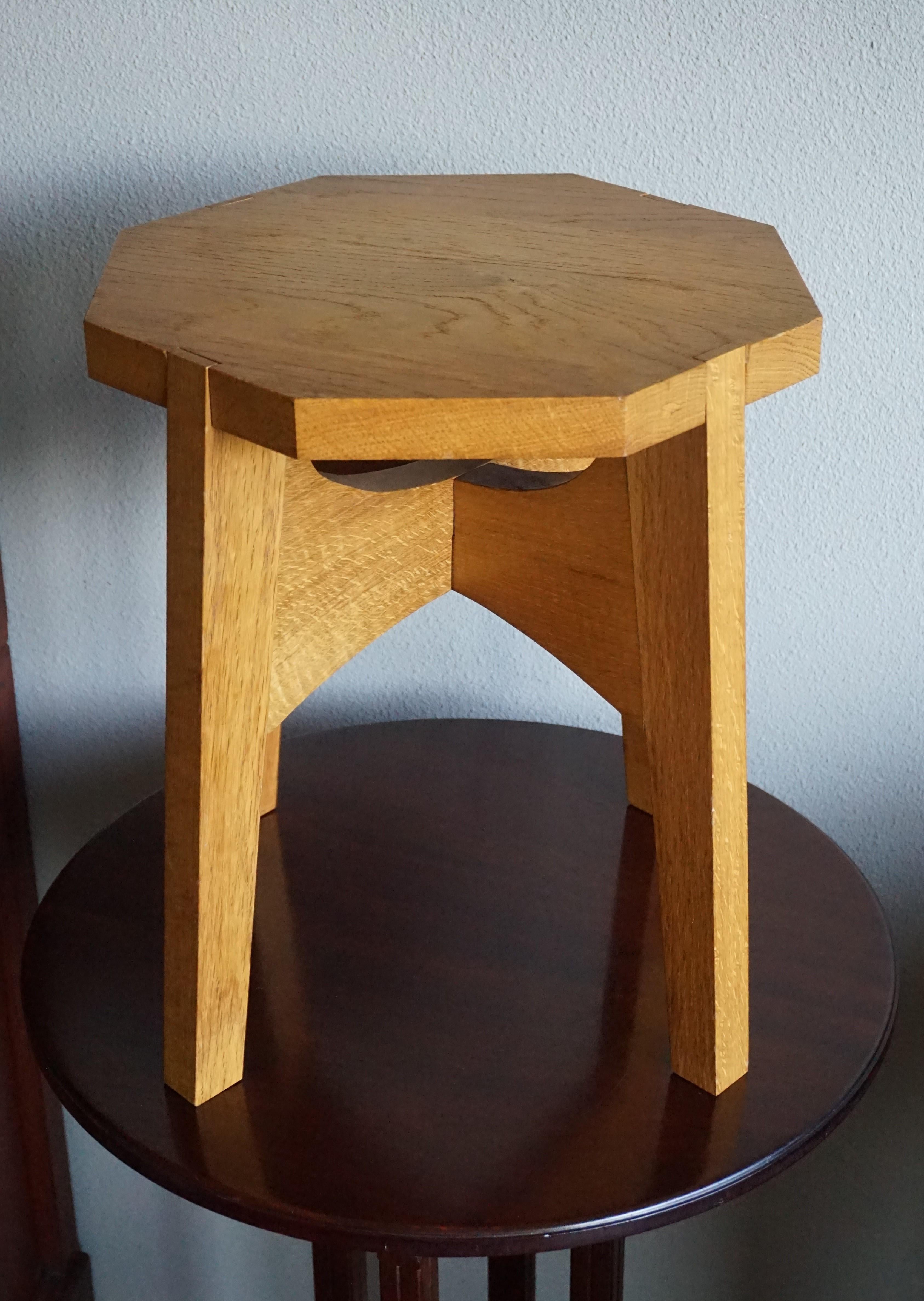 Pair of Midcentury Made, Dismantable Solid Oak End Tables of Excellent Condition In Excellent Condition For Sale In Lisse, NL