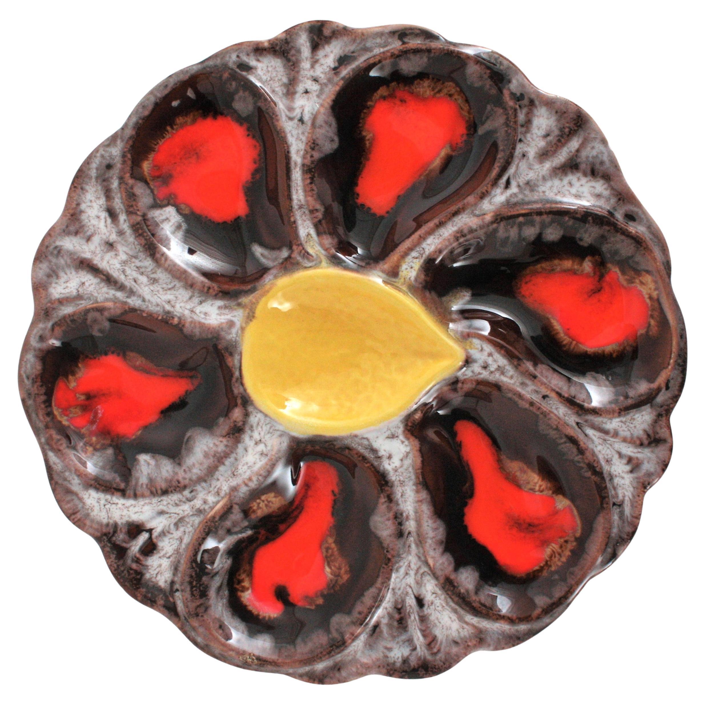 Llamativo par de vajillas de ostras de cerámica de colores de Vallauris, Francia, años 50
Colores vibrantes en tonos marrones con toques naranjas, blancos y amarillos.
Cada plato está dividido en secciones para acomodar media docena de ostras y una