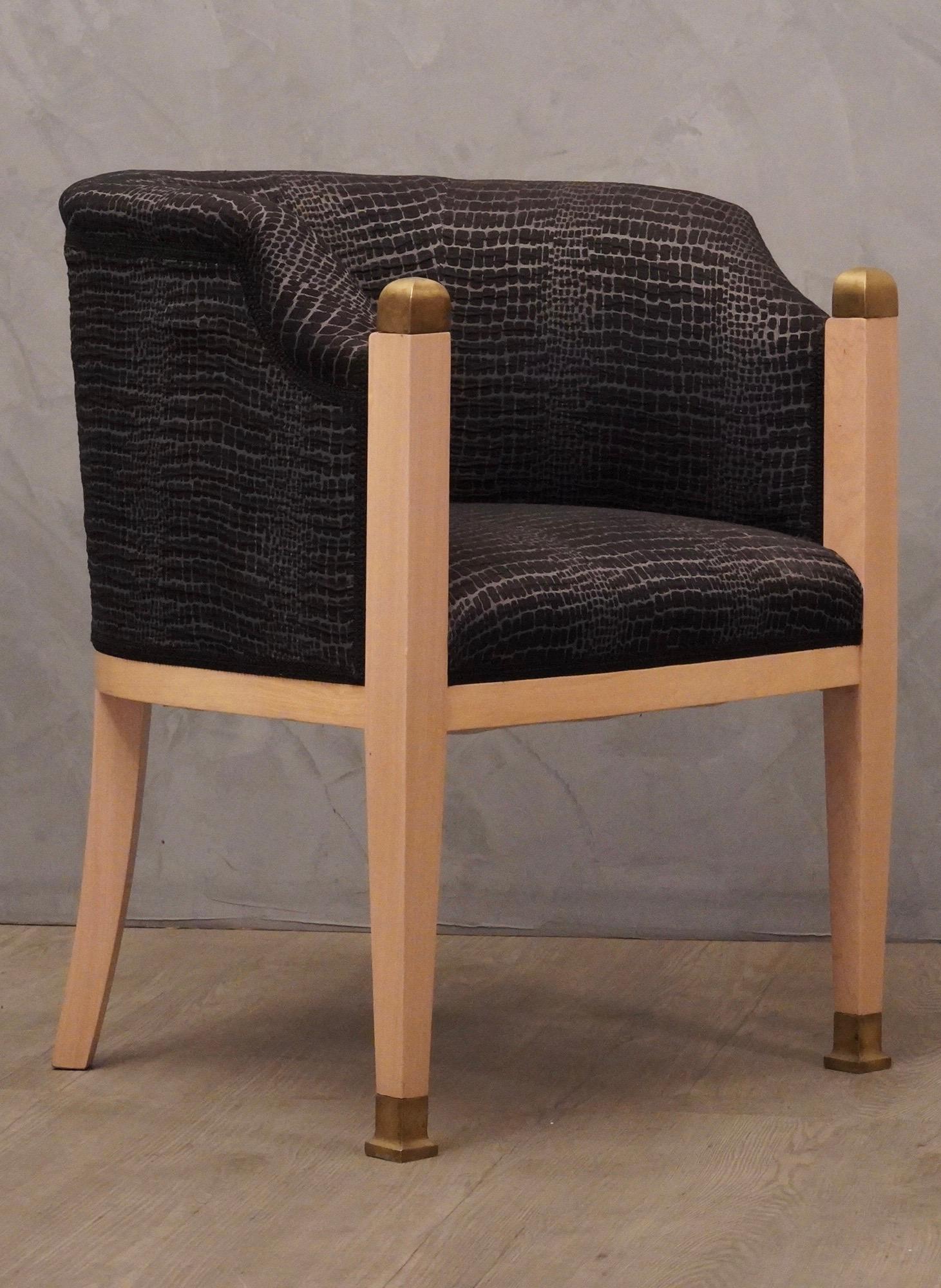 Charakteristische und kostbare österreichische Sessel aus gebleichtem Ahornholz mit reichen Messingeinsätzen, die mit einem schönen schwarz-silbernen Stoff kombiniert sind.

Die Sessel haben eine Ahornstruktur; das Holz wurde gebleicht und
