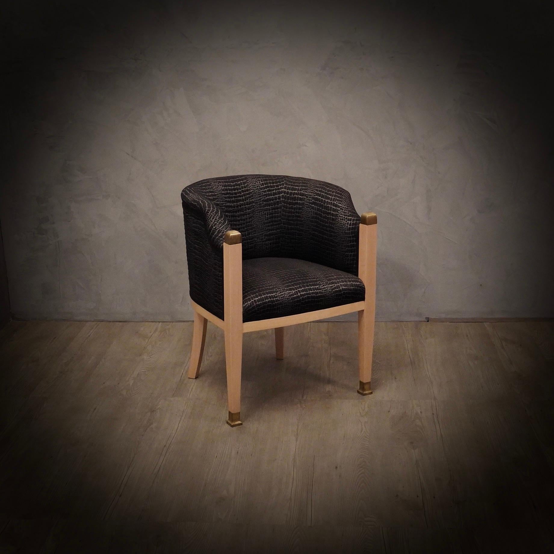 Fauteuils autrichiens caractéristiques et précieux en érable blanchi, avec de riches inserts en laiton, le tout marié à un magnifique tissu noir et argent.

Les fauteuils ont une structure en érable ; le bois a été blanchi puis poli pour lui donner