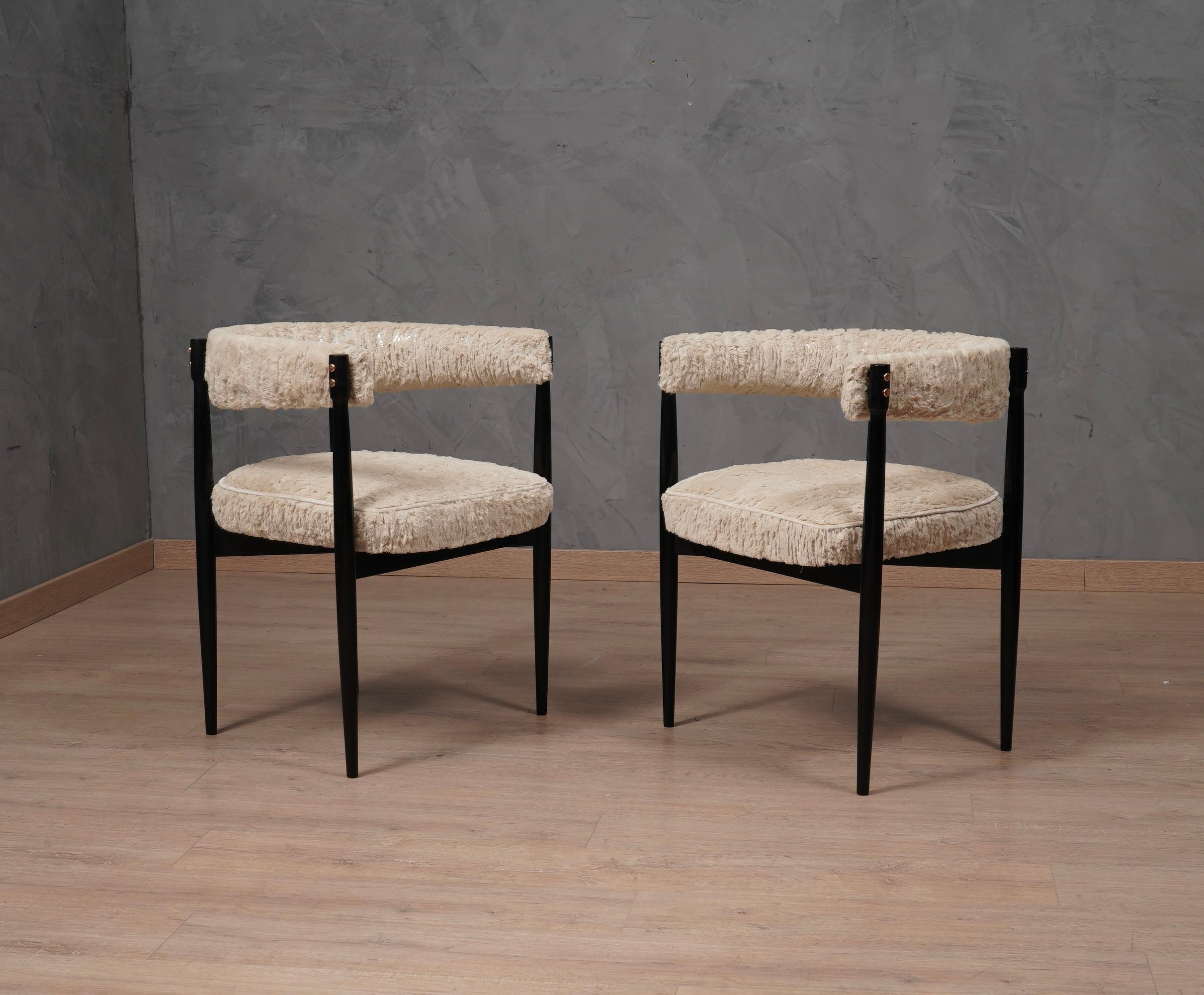 Charakteristische und edle italienische Sessel aus schwarz lackierter Buche, mit kleinen Kupfereinsätzen, die mit einem schönen weiß-silbernen Stoff kombiniert sind.

Die Sessel haben ein Gestell aus hellem Buchenholz, das mit schwarzem Schellack