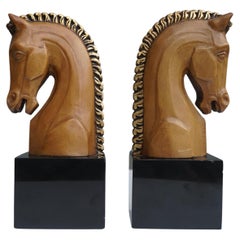 Coppia di reggilibri a testa di cavallo in marmo e legno del Medioevo