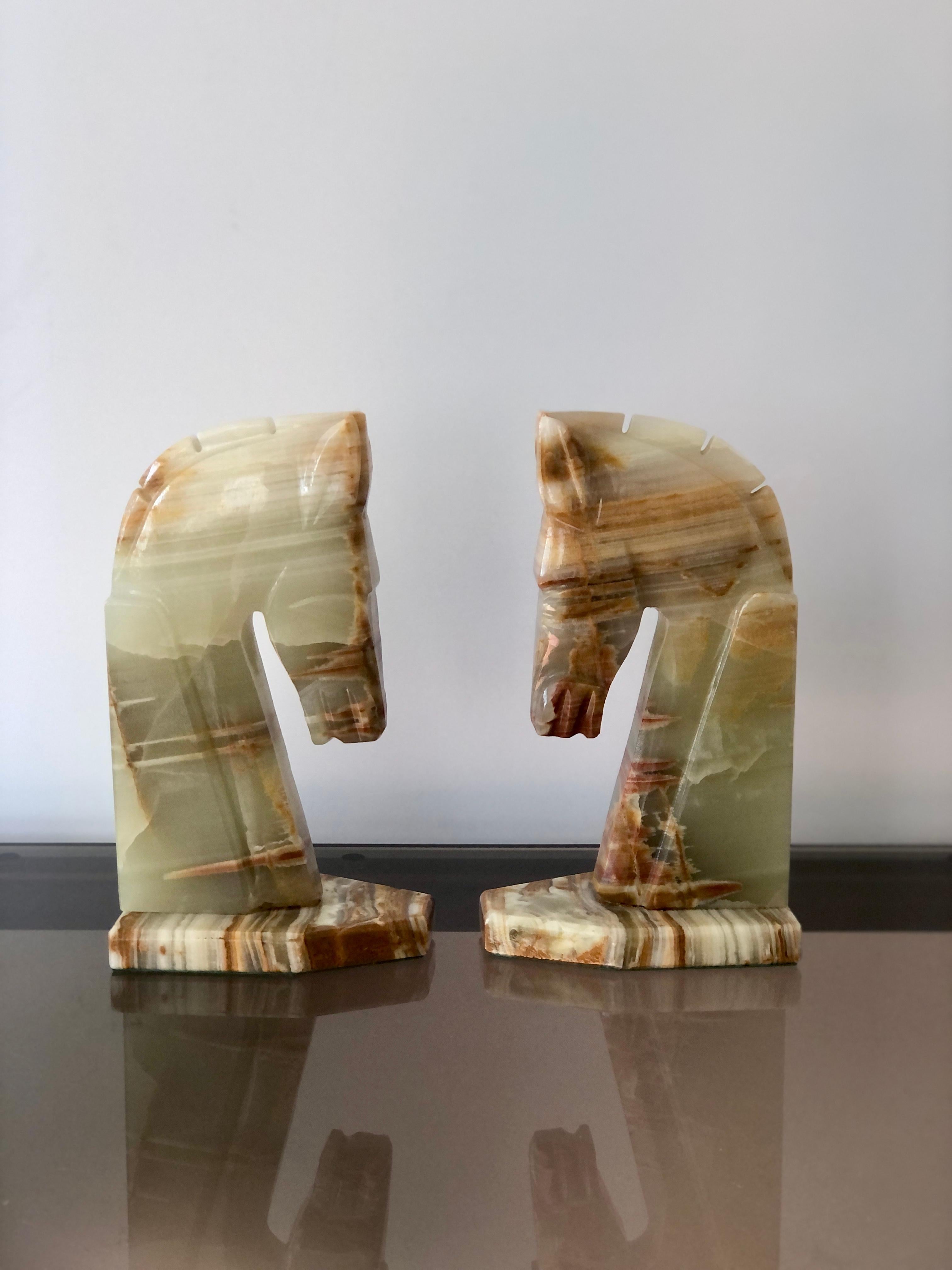 Paar Marmor Pferdekopf-Buchstützen aus der Jahrhundertmitte (Brutalismus) im Angebot