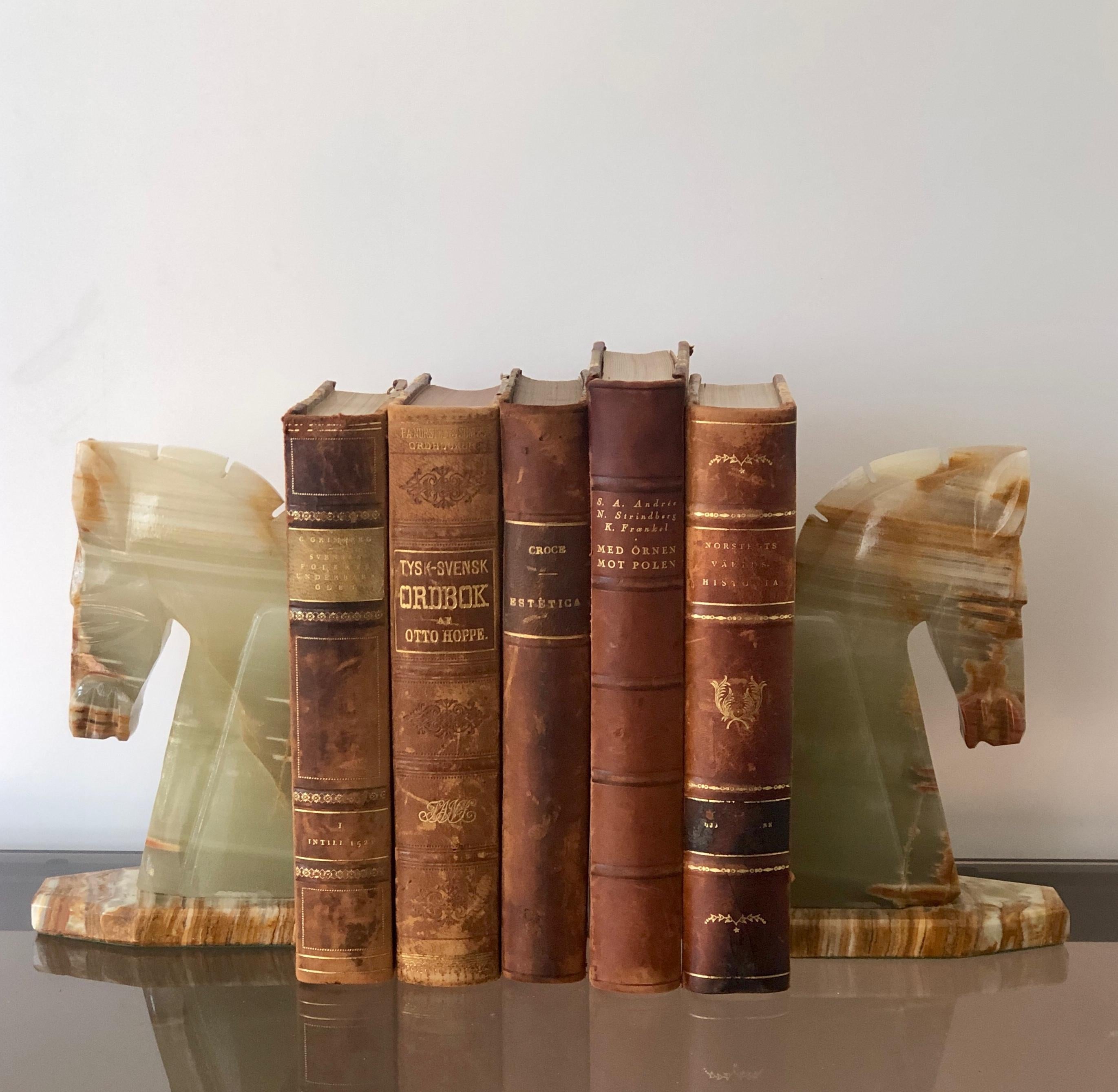 Paar Marmor Pferdekopf-Buchstützen aus der Jahrhundertmitte (Geschnitzt) im Angebot