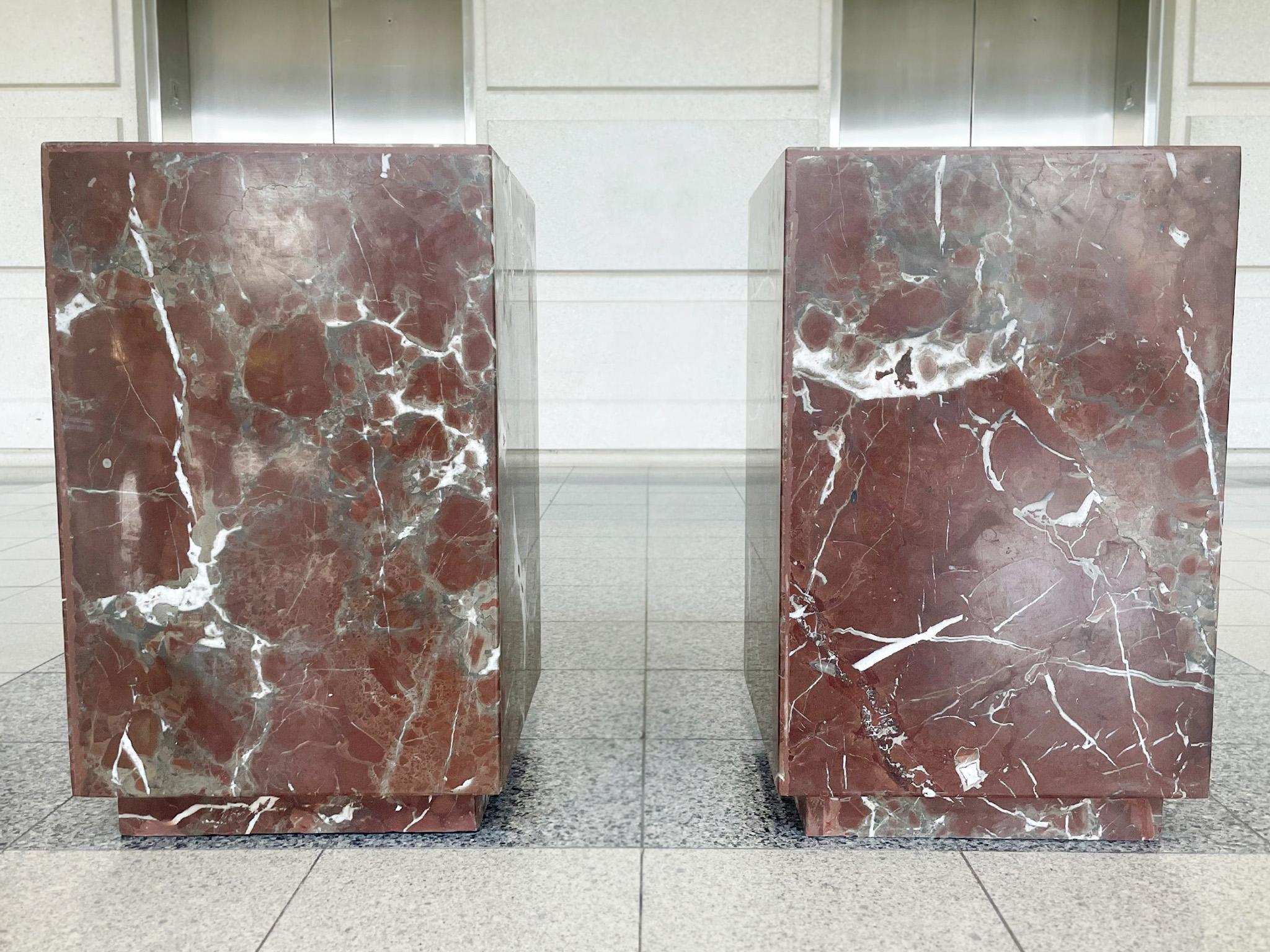 20ième siècle Paire de tables d'appoint à piédestal en marbre du milieu du siècle dernier en vente