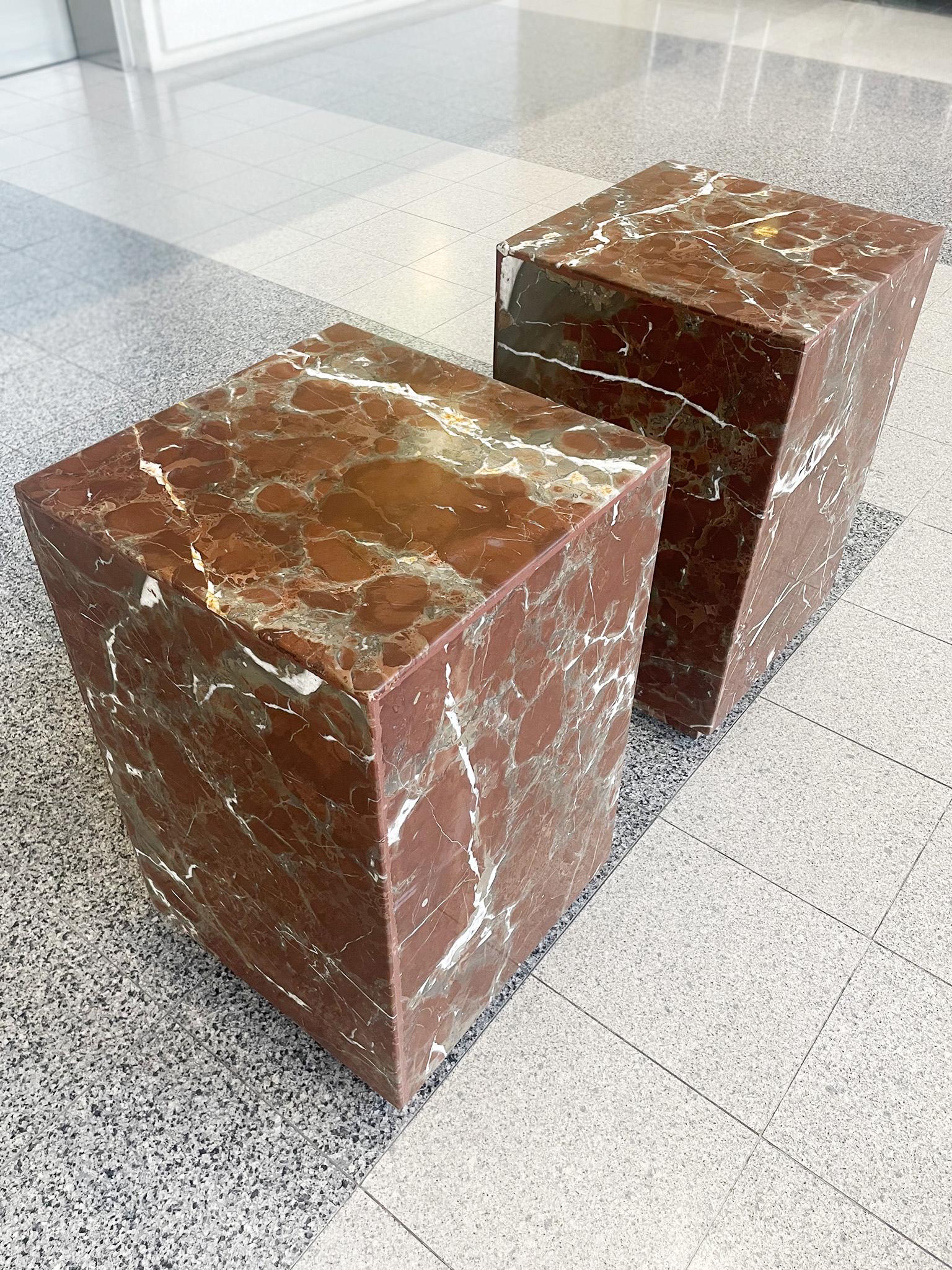Marbre Paire de tables d'appoint à piédestal en marbre du milieu du siècle dernier en vente
