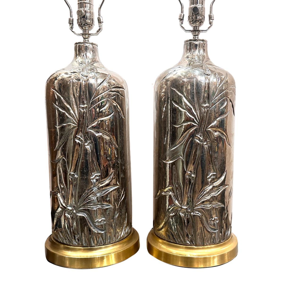 Pareja de lámparas francesas de metal de hacia 1940 con diseño de palmera.

Medidas:
Altura del cuerpo: 18
Altura hasta el apoyo de la sombrilla: 29
Diámetro: 8