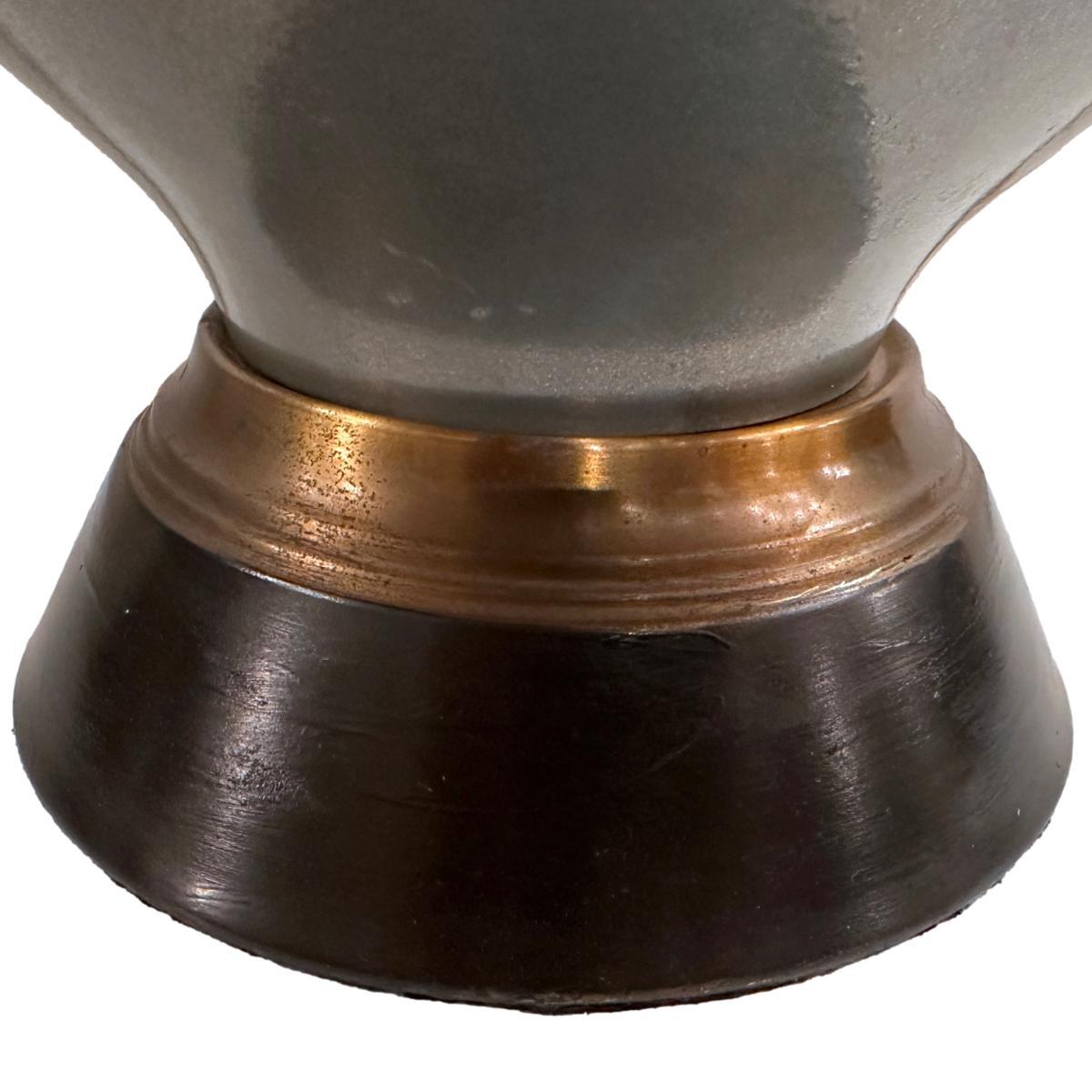 Paire de lampes italiennes en métal moulé des années 1950, avec finition peinte.

Mesures :
Hauteur du corps : 13