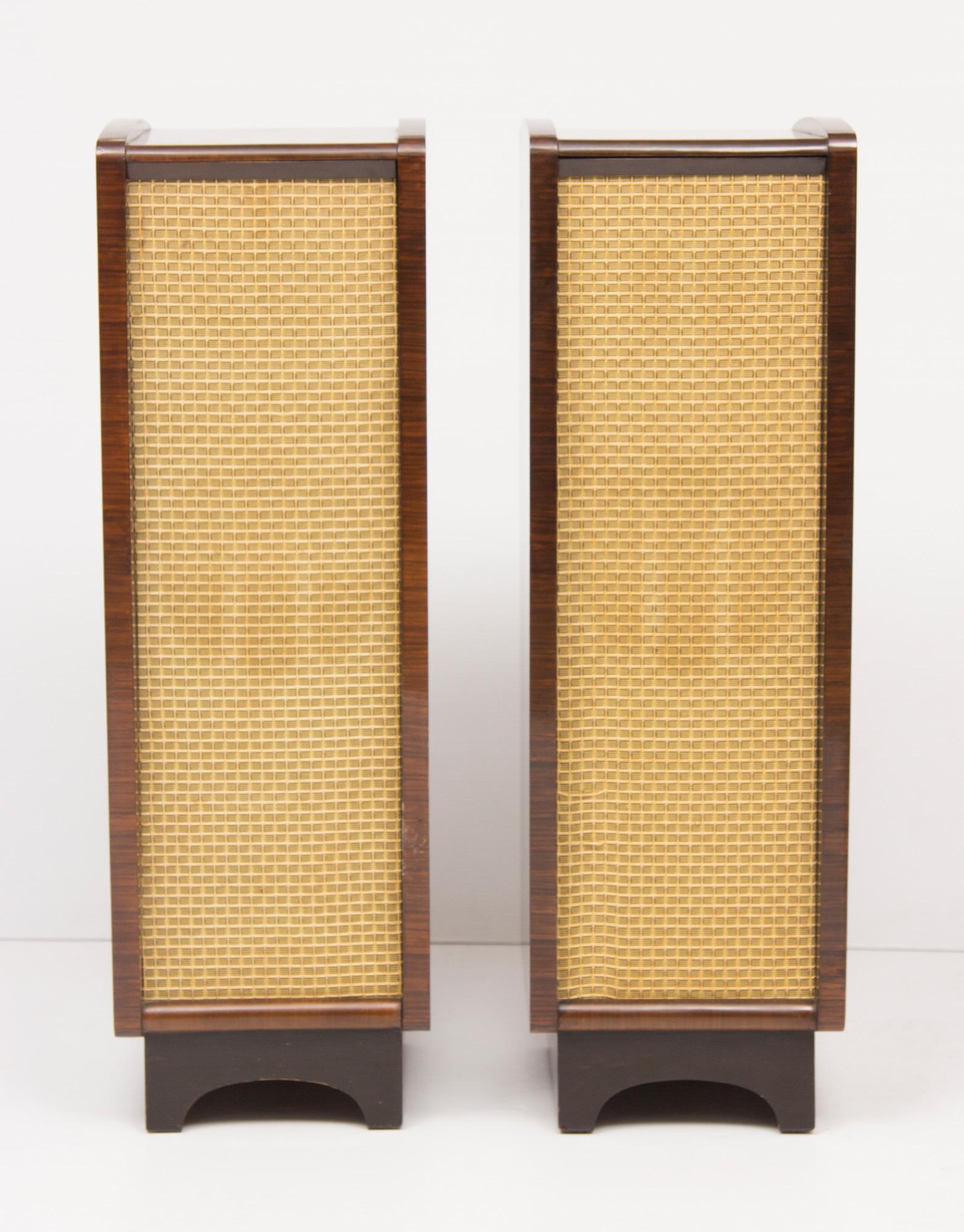 Great style to these midcentury design speakers, good quality load speakers by Celestion.
Measures: H: 83 cm W: 26 cm D: 32 cm
British, circa 1960.