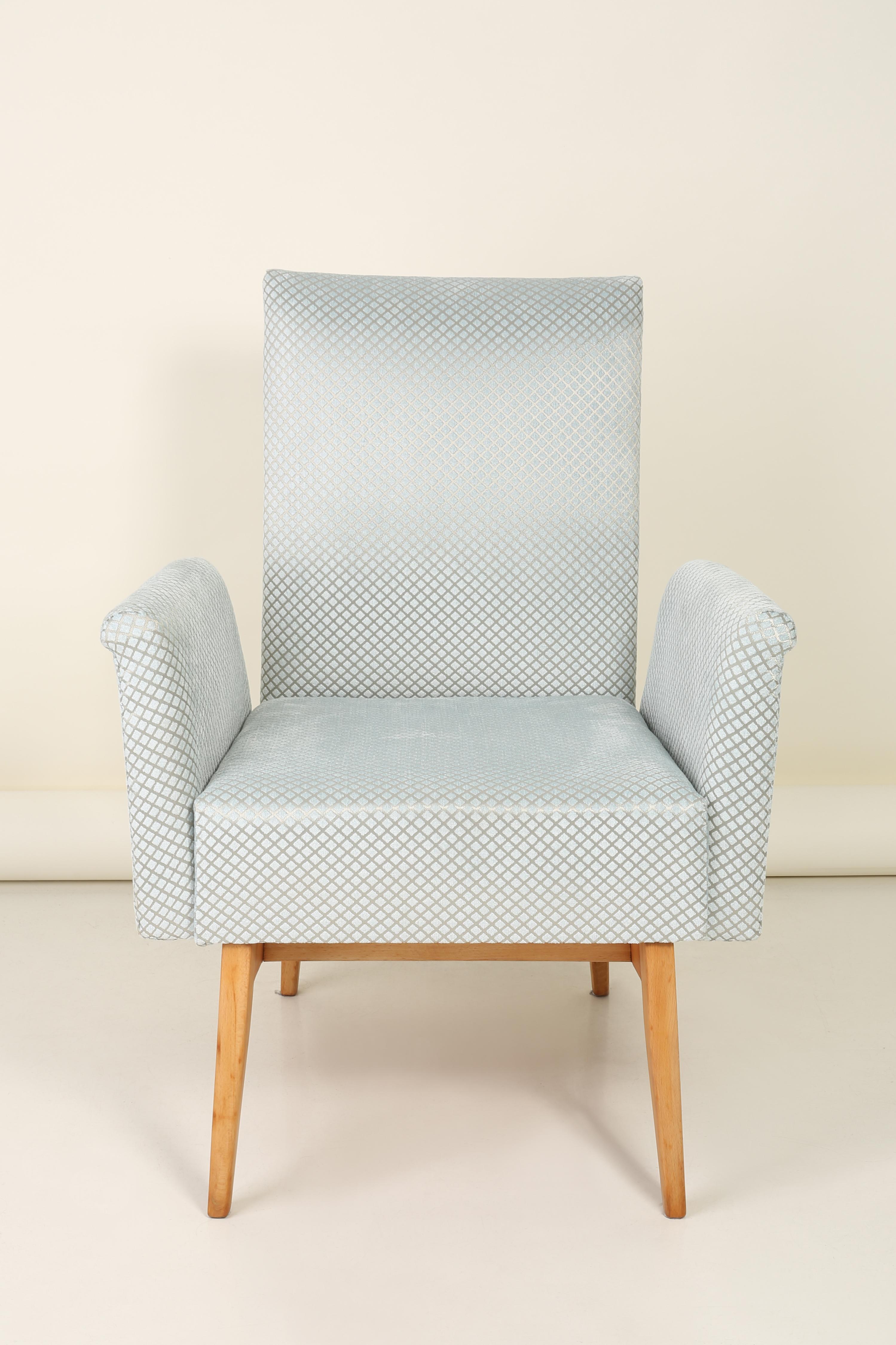 20ième siècle Paire de fauteuils club en velours bleu pâle de style mi-siècle moderne, années 1960 en vente