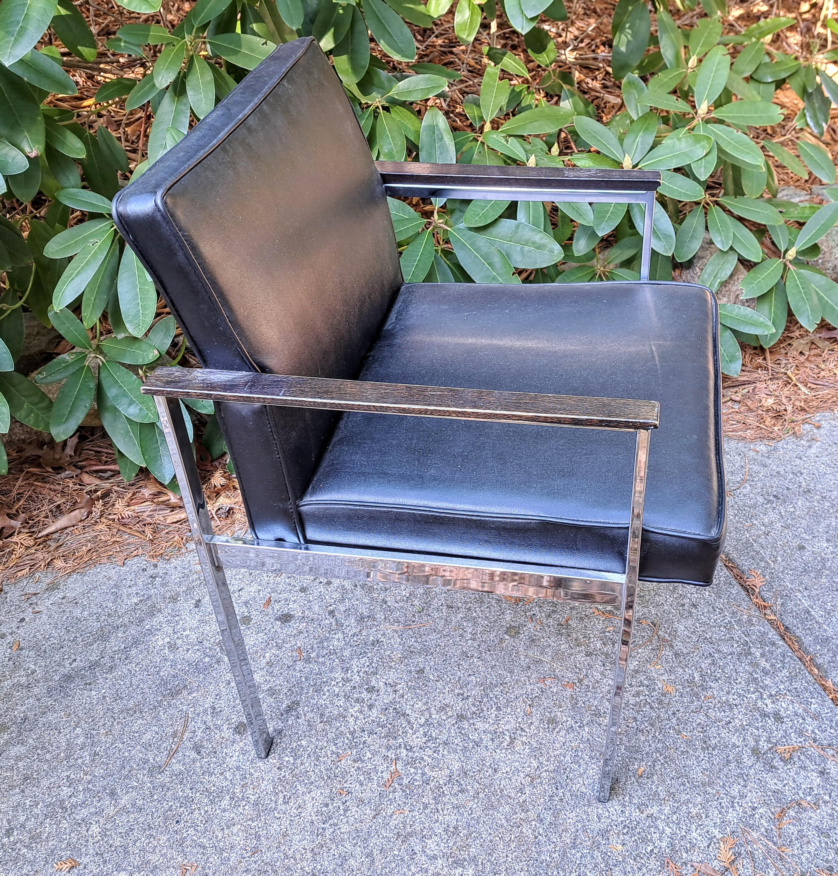 Mid-Century moderno Coppia di poltrone a pala in vinile nero e cromo della modernità di metà secolo in vendita