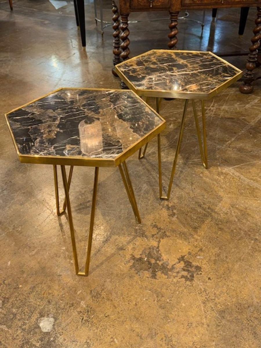Questo prodotto è una coppia di tavoli esagonali in ottone della metà del secolo scorso con piani in marmo, che li rendono un'aggiunta elegante e raffinata a qualsiasi spazio. Il   Il design moderno conferisce a questi tavoli un aspetto elegante e