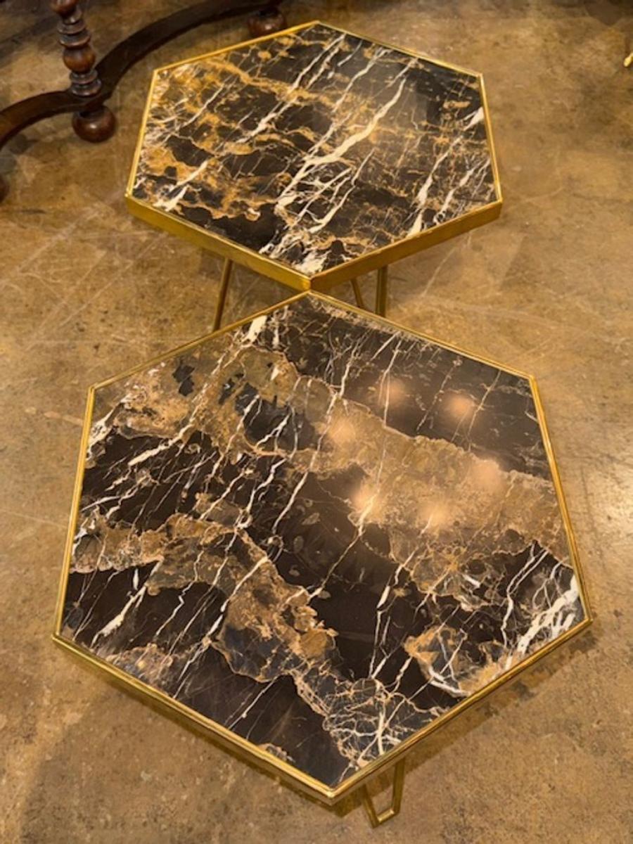Coppia di tavoli esagonali in ottone della modernità di metà secolo con piano in marmo In condizioni buone in vendita a Dallas, TX