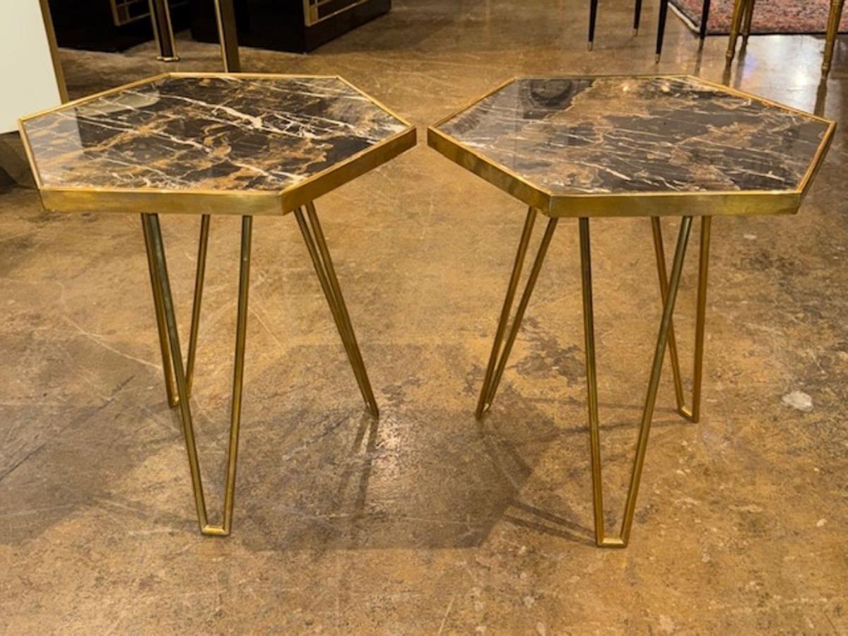 XXI secolo e contemporaneo Coppia di tavoli esagonali in ottone della modernità di metà secolo con piano in marmo in vendita