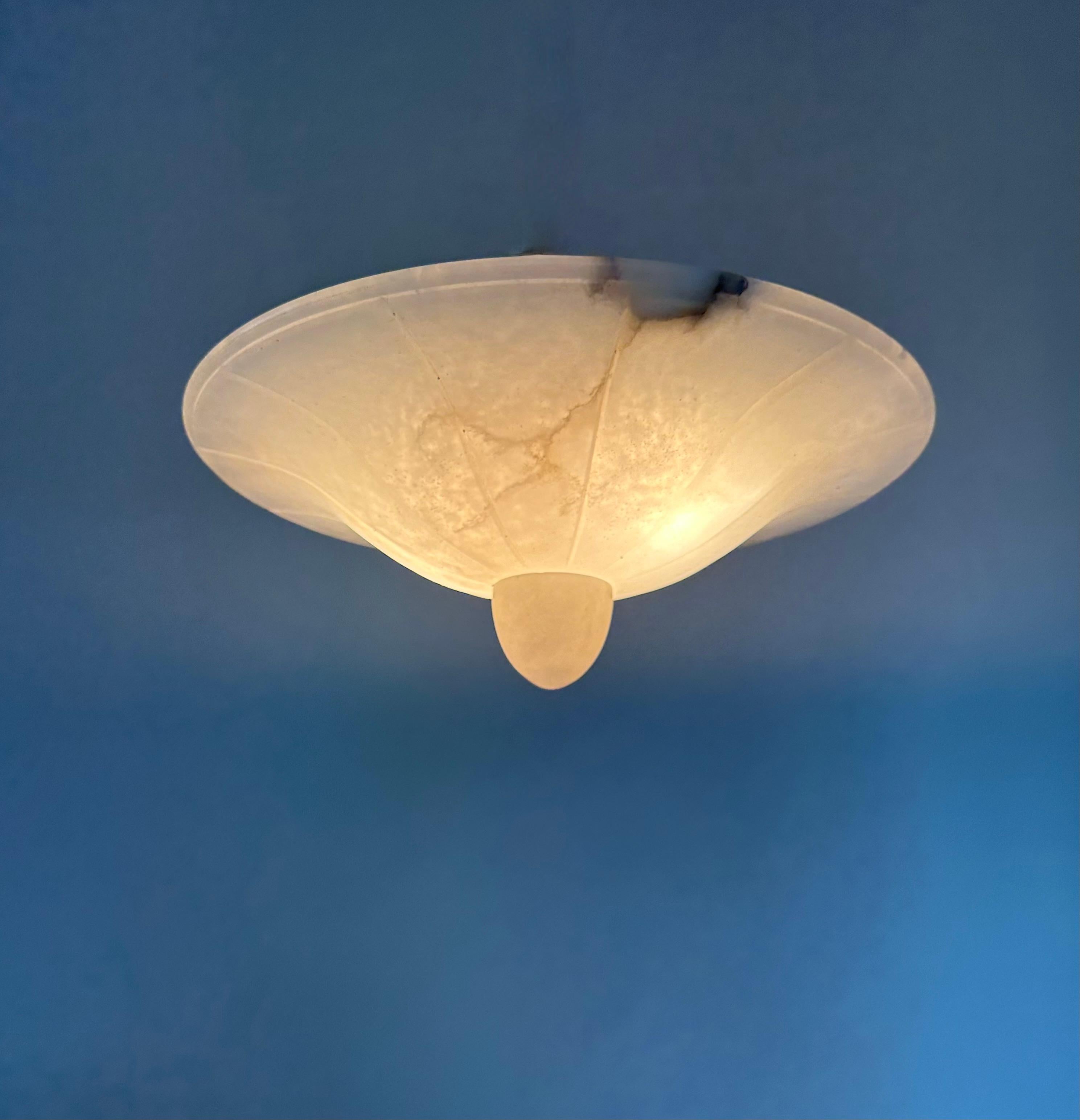 Paire d'affleurants / de lampes à suspension en albâtre de style Art Déco du milieu du siècle dernier en vente 3
