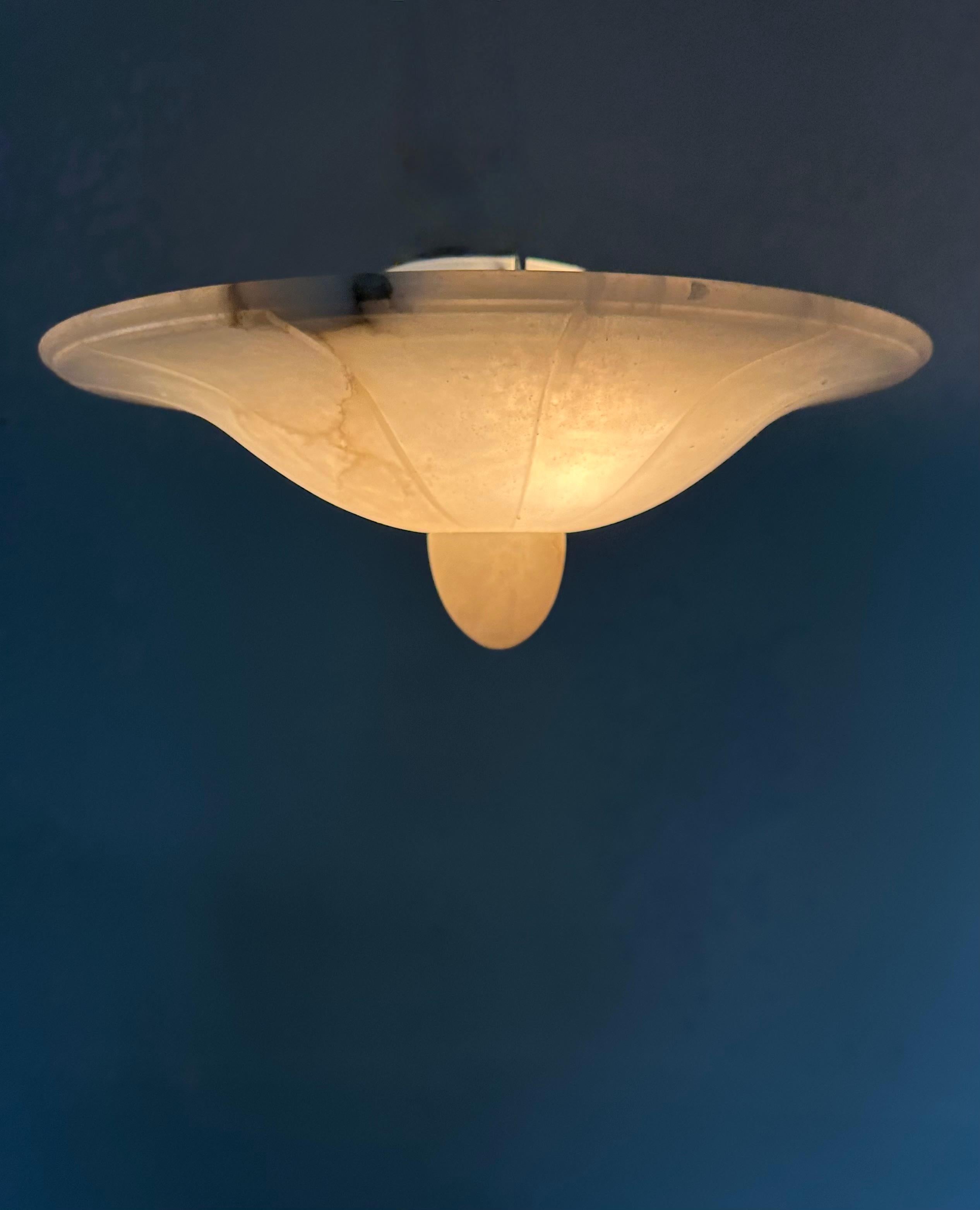 Paire d'affleurants / de lampes à suspension en albâtre de style Art Déco du milieu du siècle dernier en vente 6