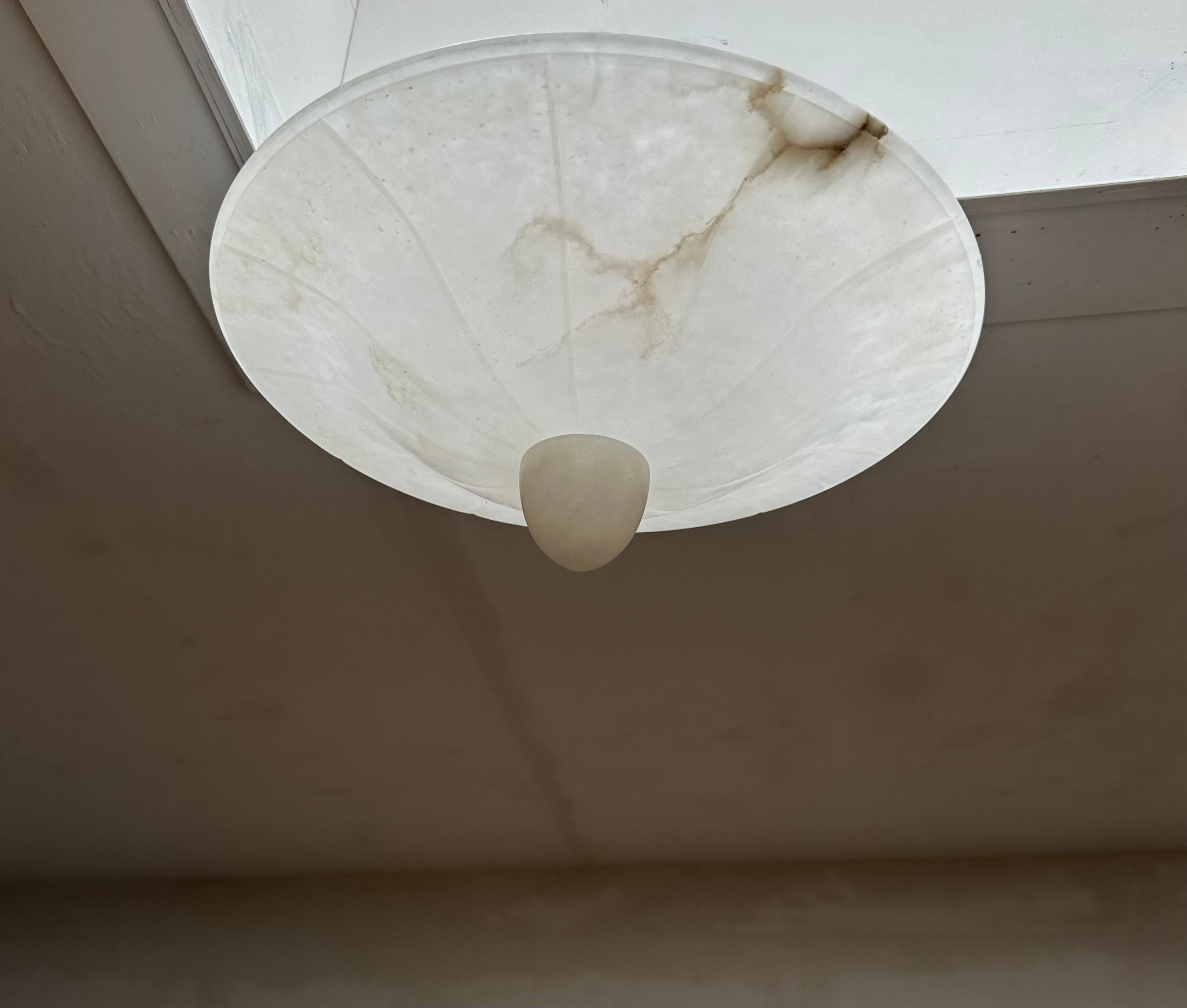 Paire d'affleurants / de lampes à suspension en albâtre de style Art Déco du milieu du siècle dernier en vente 9