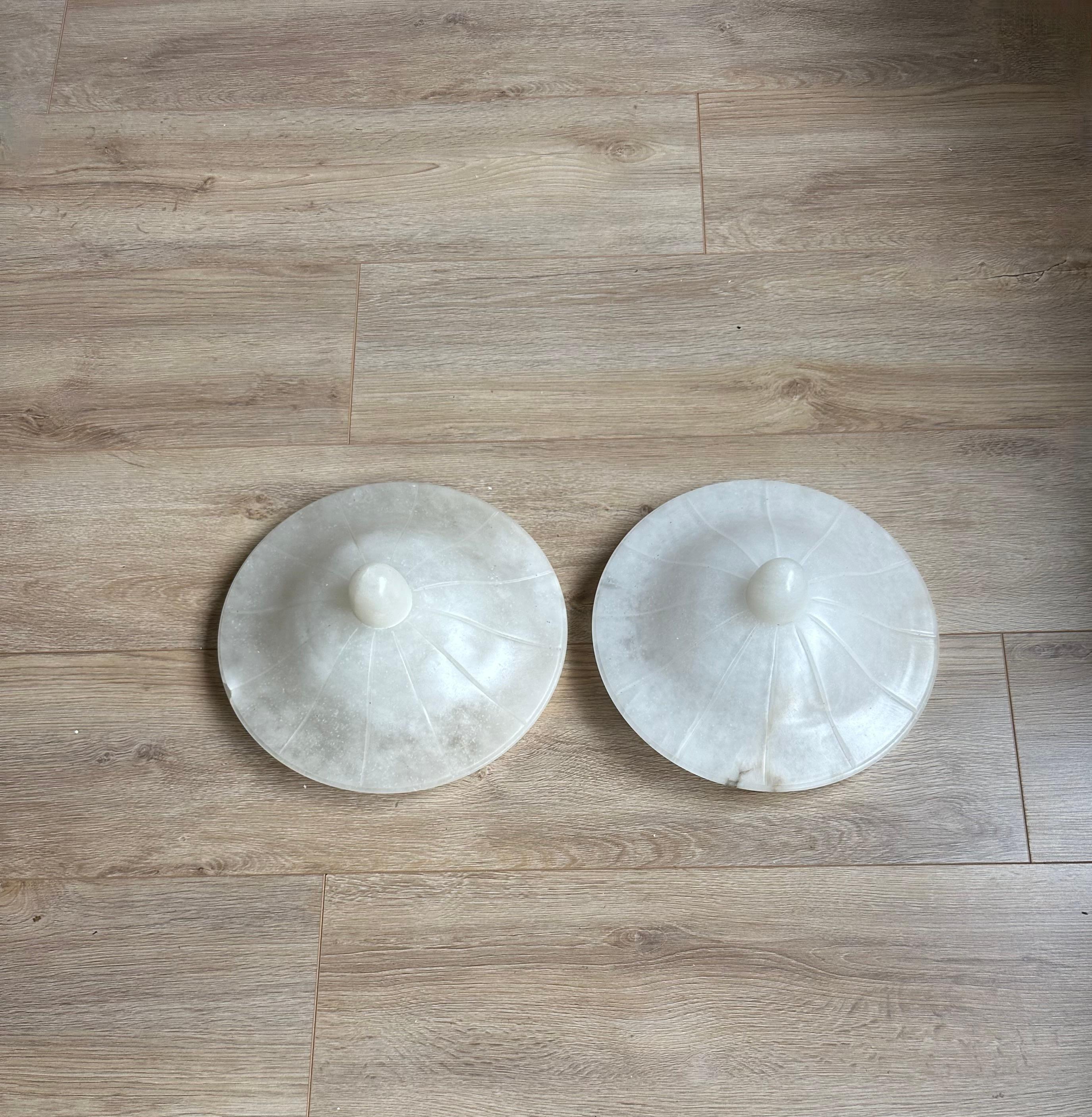 Européen Paire d'affleurants / de lampes à suspension en albâtre de style Art Déco du milieu du siècle dernier en vente