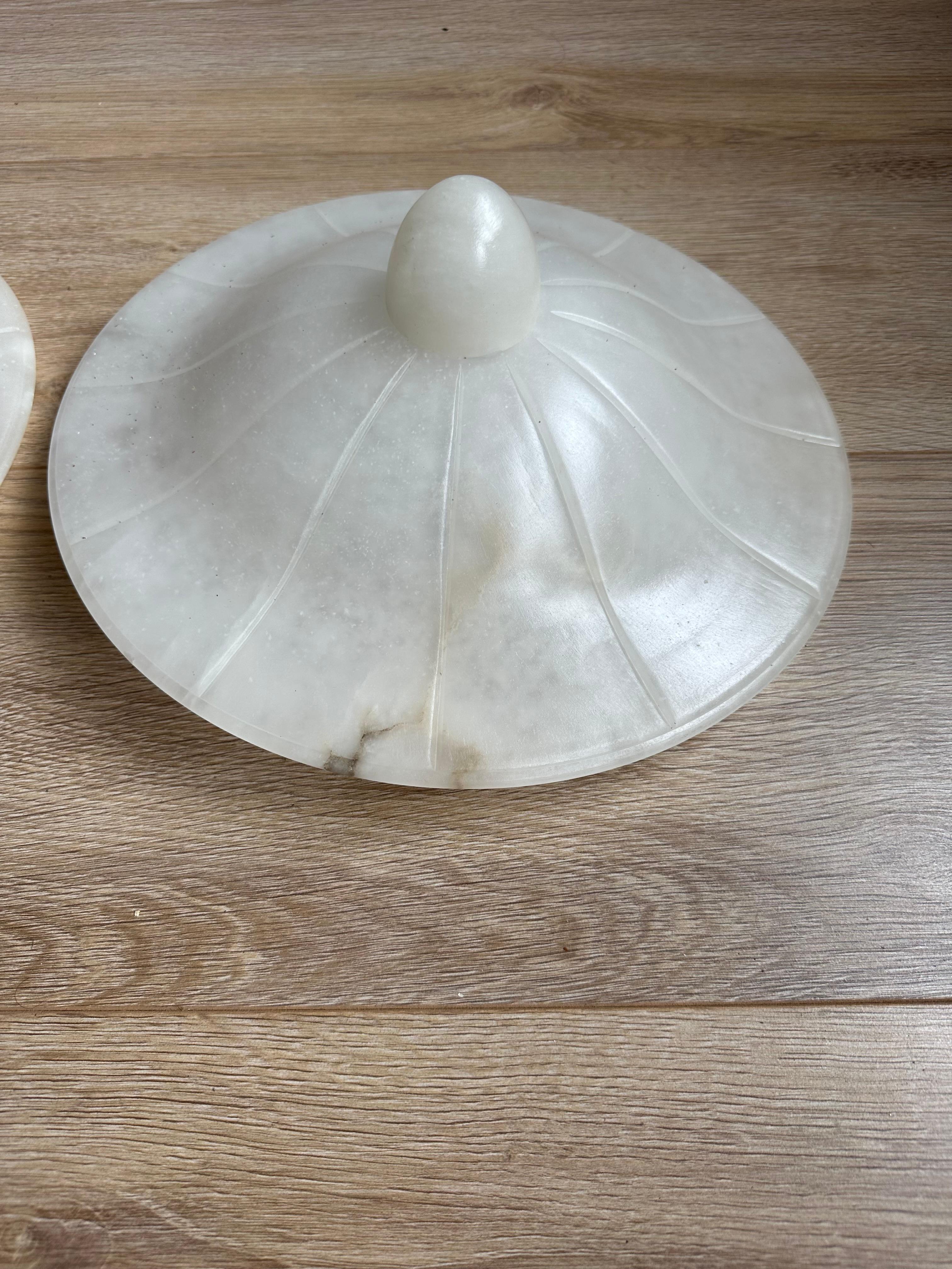 Paire d'affleurants / de lampes à suspension en albâtre de style Art Déco du milieu du siècle dernier Excellent état - En vente à Lisse, NL