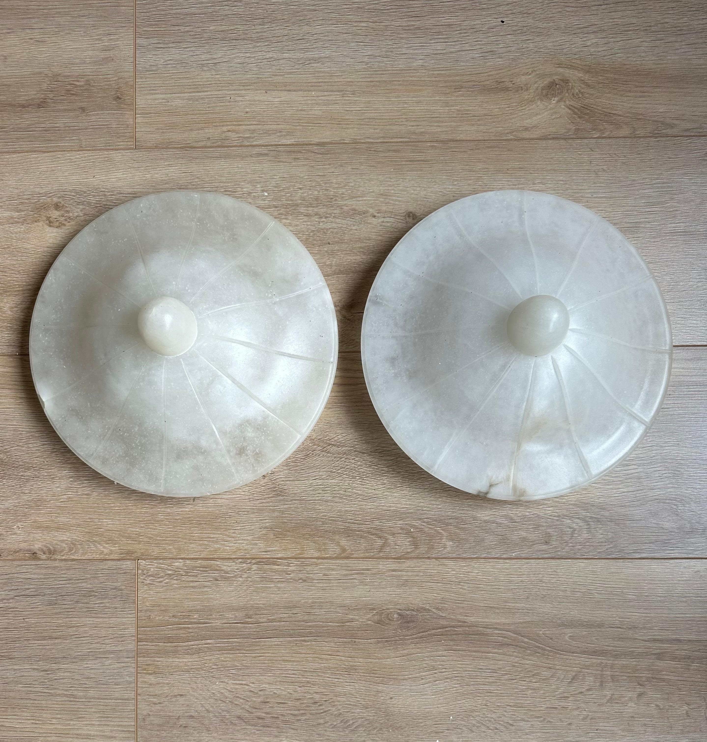 20ième siècle Paire d'affleurants / de lampes à suspension en albâtre de style Art Déco du milieu du siècle dernier en vente