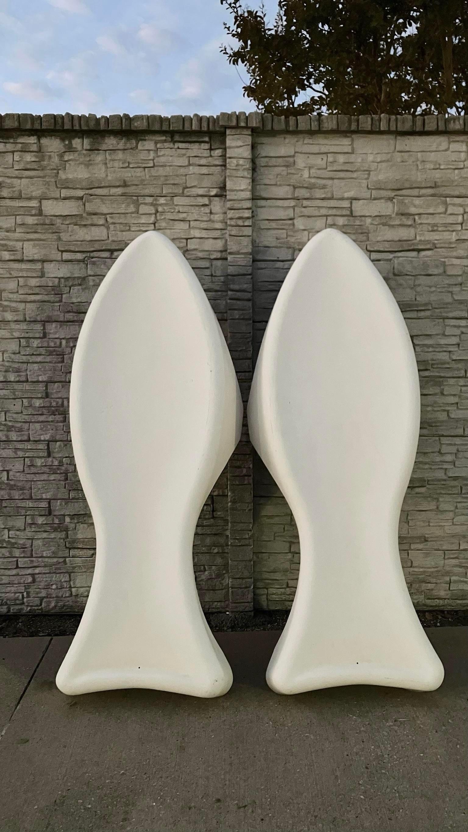 Mid-Century Modern Paire de fauteuils de piscine en forme de poisson en fibre de verre The Moderns en vente