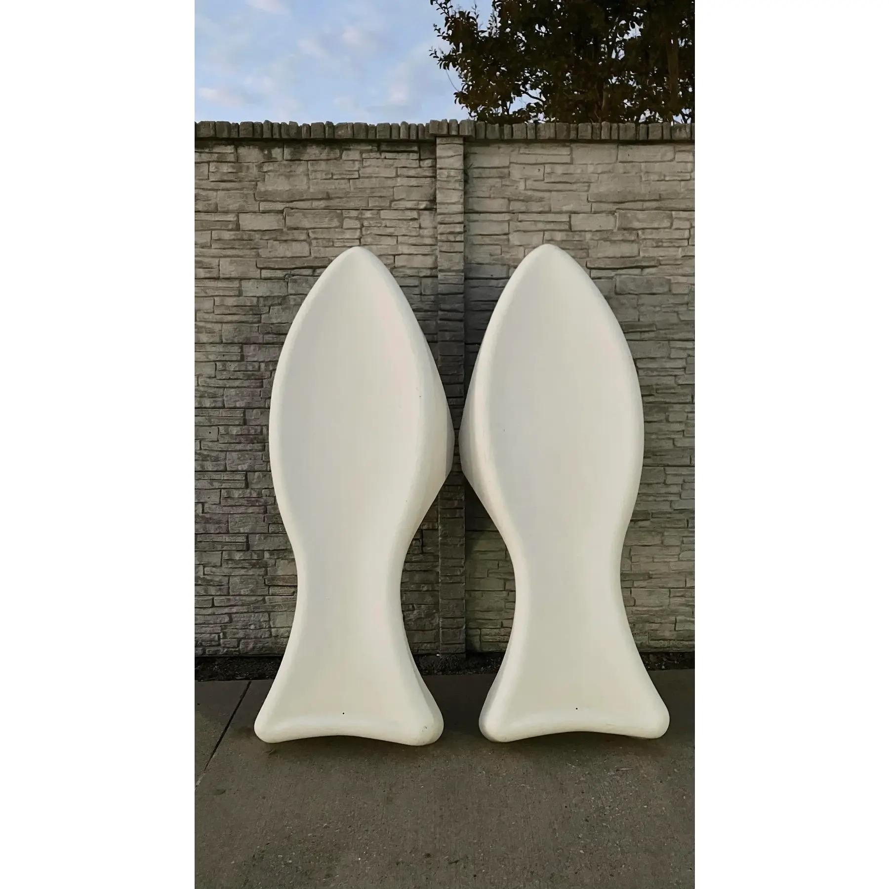20ième siècle Paire de fauteuils de piscine en forme de poisson en fibre de verre The Moderns en vente