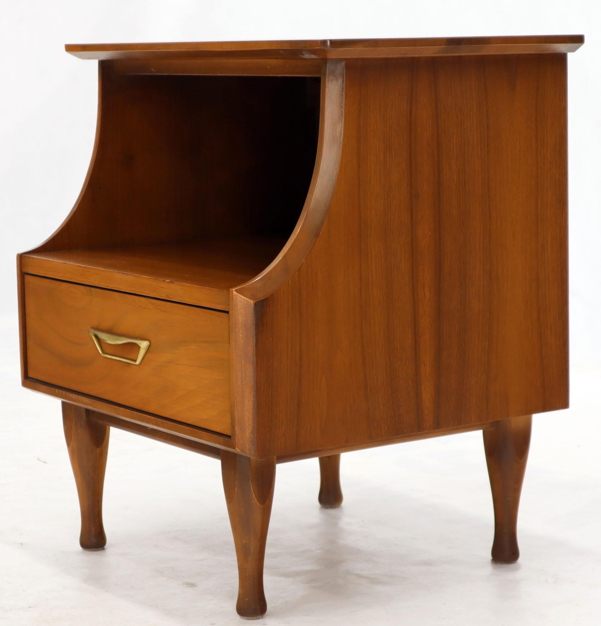 Ein-Schubladen-Nachttische aus hellem Walnussholz, Mid-Century Modern, Paar im Zustand „Gut“ im Angebot in Rockaway, NJ