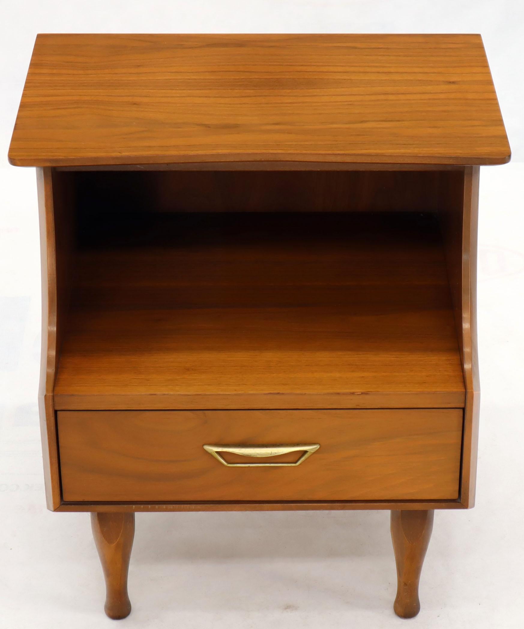 Ein-Schubladen-Nachttische aus hellem Walnussholz, Mid-Century Modern, Paar (20. Jahrhundert) im Angebot