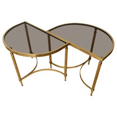 Paar Midcentury Modern Maison Jansen Brass Coffee oder End Tables w. Glasaufsätze