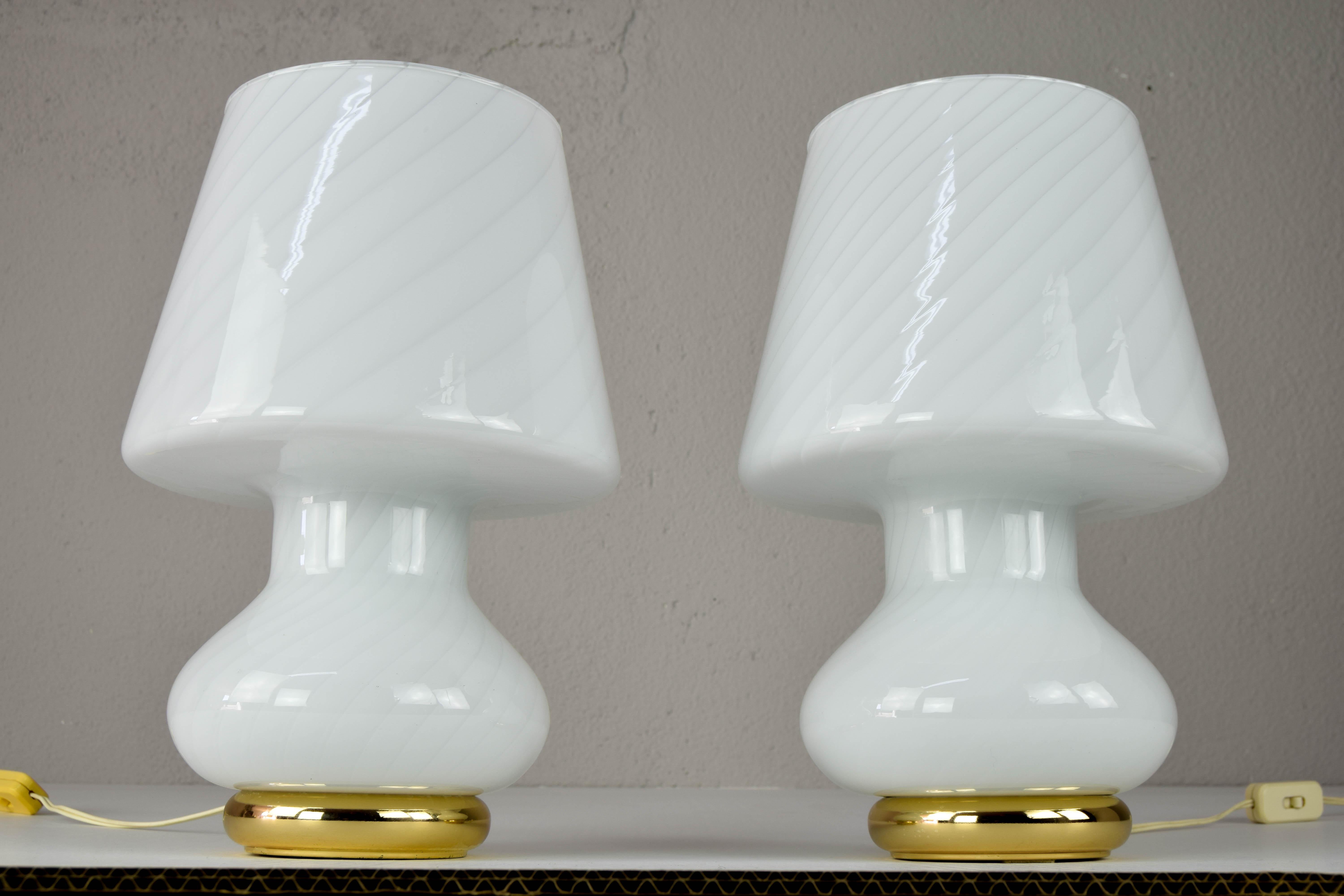 Satz von zwei Tischlampen aus mundgeblasenem Muranoglas für Vetri, Italien, in den 1960er Jahren.
Dieses Paar geriffelter weißer Pilzlampen in Form eines Wirbels und mit einem Messingsockel ist in einem ausgezeichneten Erhaltungszustand, ohne