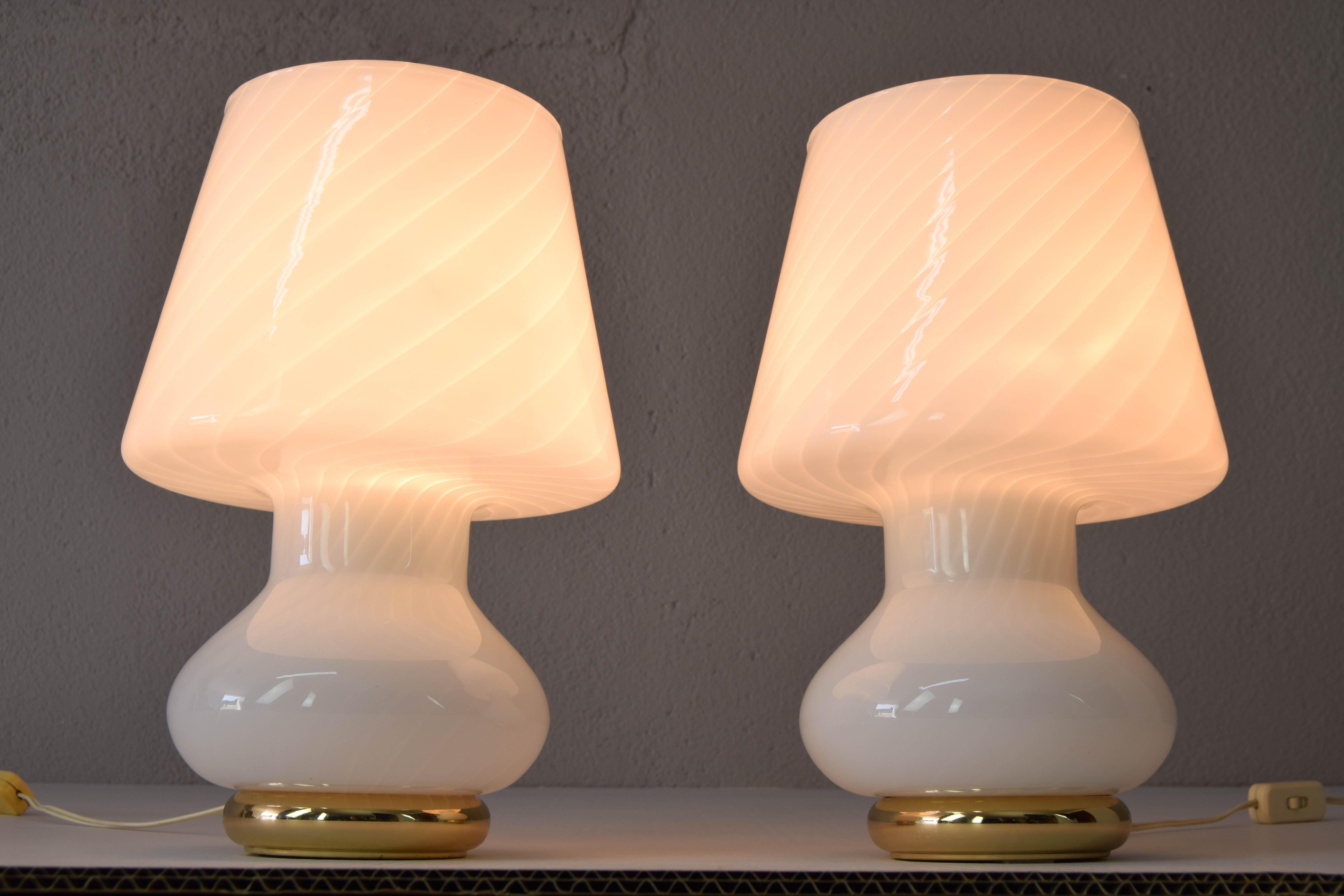 Zwei moderne Pilz-Tischlampen aus Muranoglas aus der Mitte des Jahrhunderts für Vetri Italien 1960 (Moderne der Mitte des Jahrhunderts) im Angebot