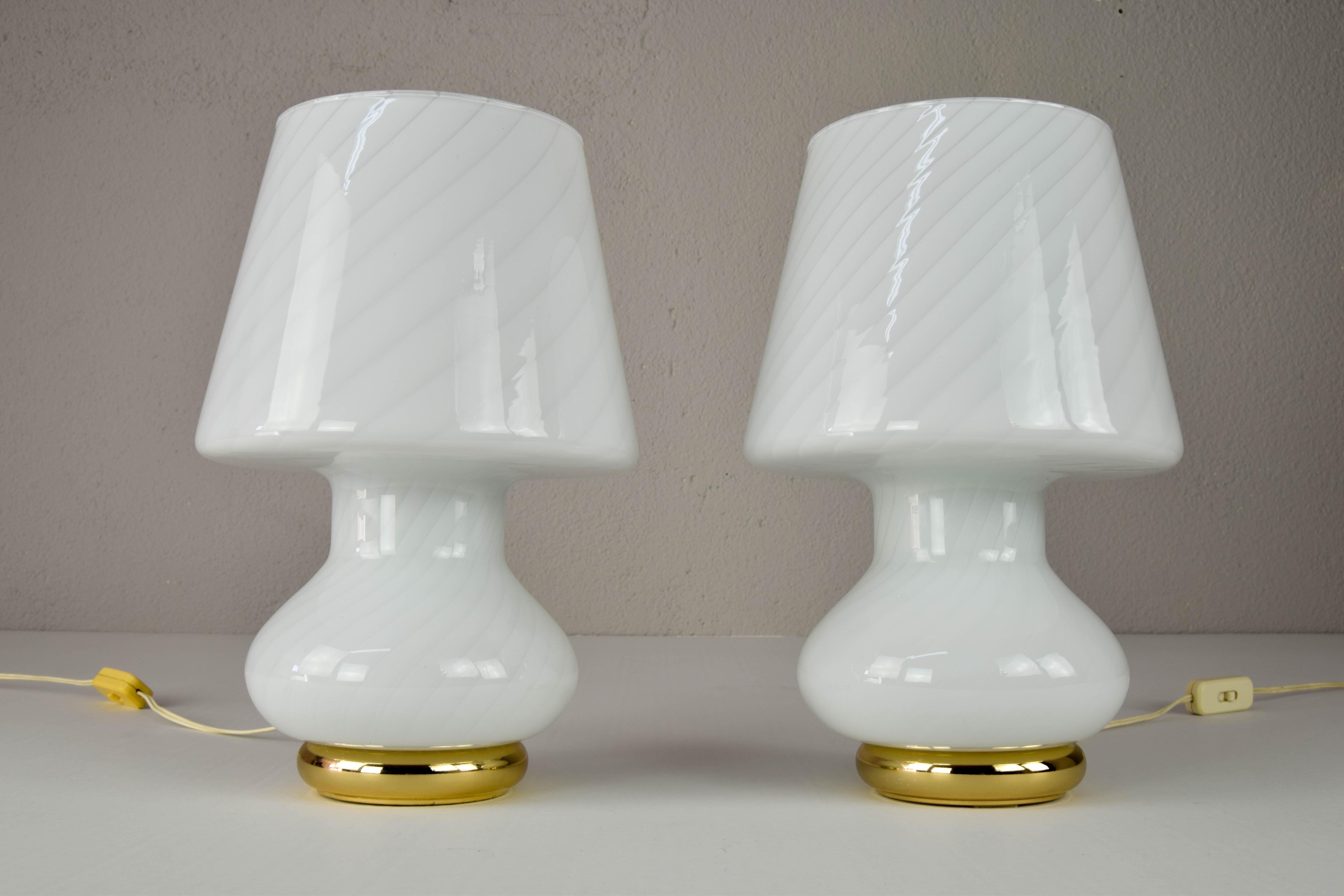 Zwei moderne Pilz-Tischlampen aus Muranoglas aus der Mitte des Jahrhunderts für Vetri Italien 1960 (Italienisch) im Angebot