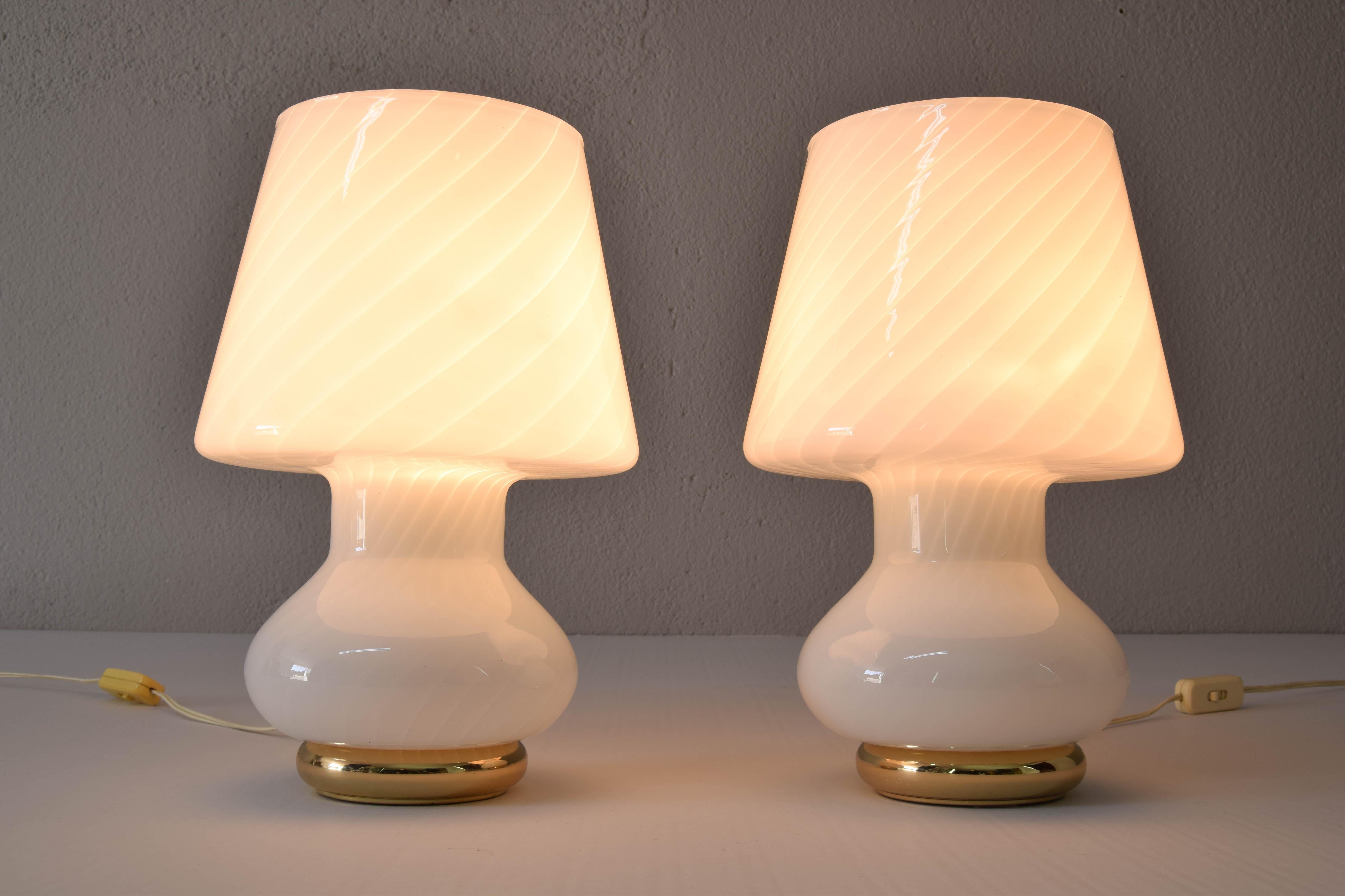 Zwei moderne Pilz-Tischlampen aus Muranoglas aus der Mitte des Jahrhunderts für Vetri Italien 1960 (Handgefertigt) im Angebot