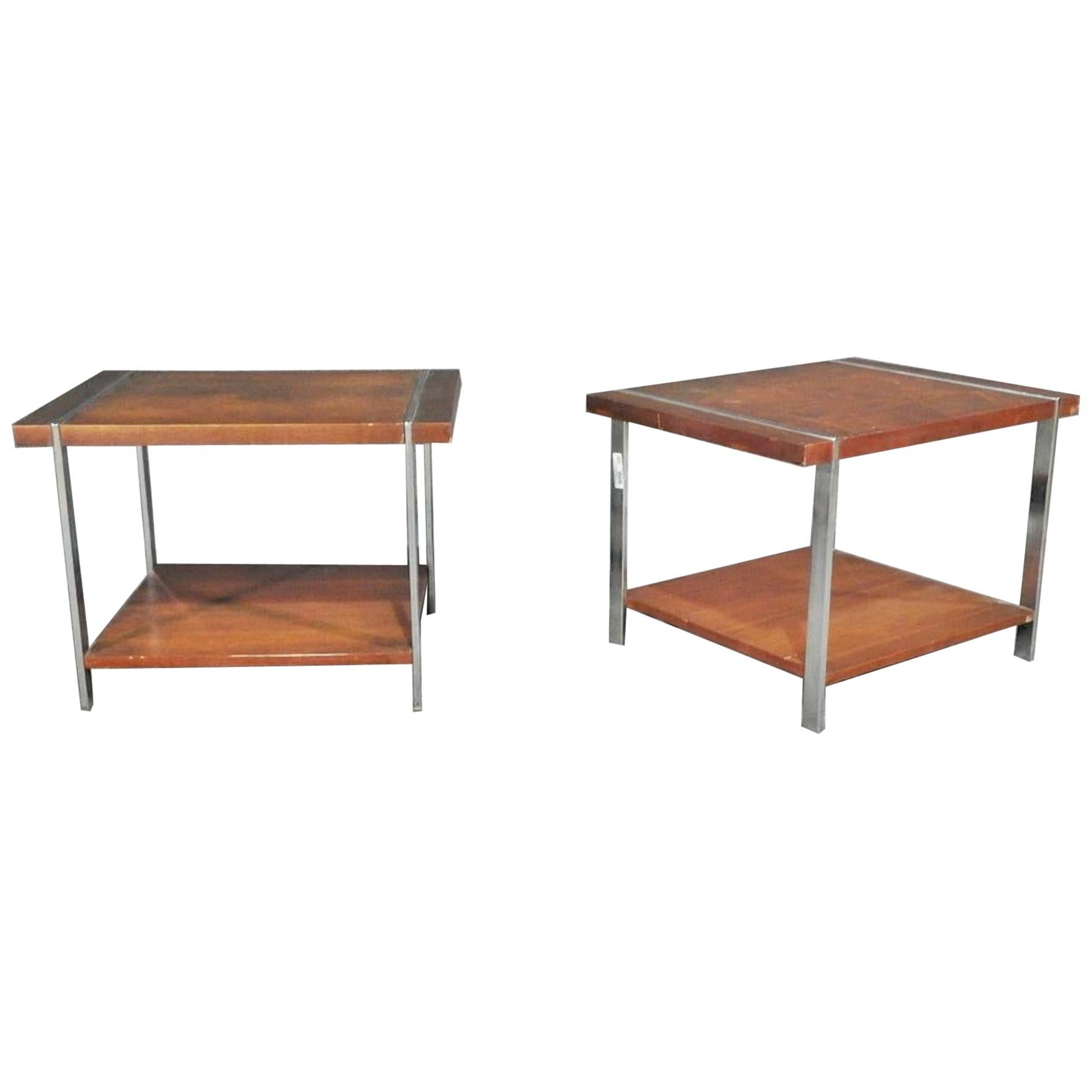 Tische mit Chromgestell aus Nussbaumholz und unterer Ablage, entworfen von Lane.
(Bitte bestätigen Sie den Standort des Artikels - NY oder NJ - mit dem Händler).
  